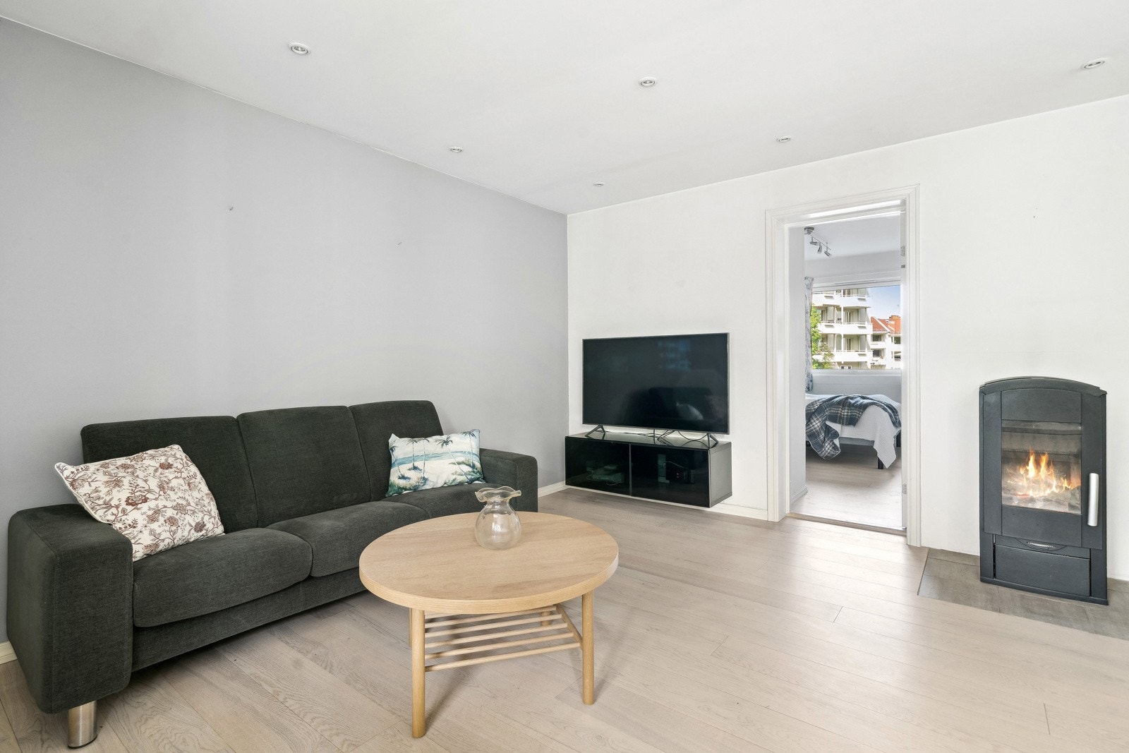 Hyggelig vedovn i stuen som skaper både varme og hygge Galleribilde