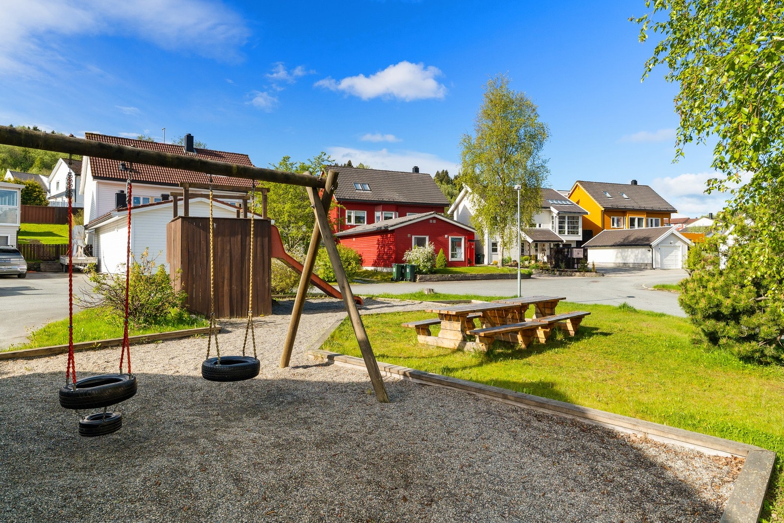 Lekeplass like ved huset Galleribilde