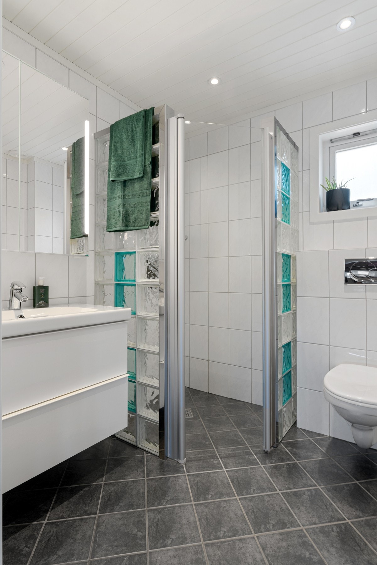 Bad i hovedetasjen fra ca. 2005 med nyere baderomsinnredning fra 2020 Galleribilde