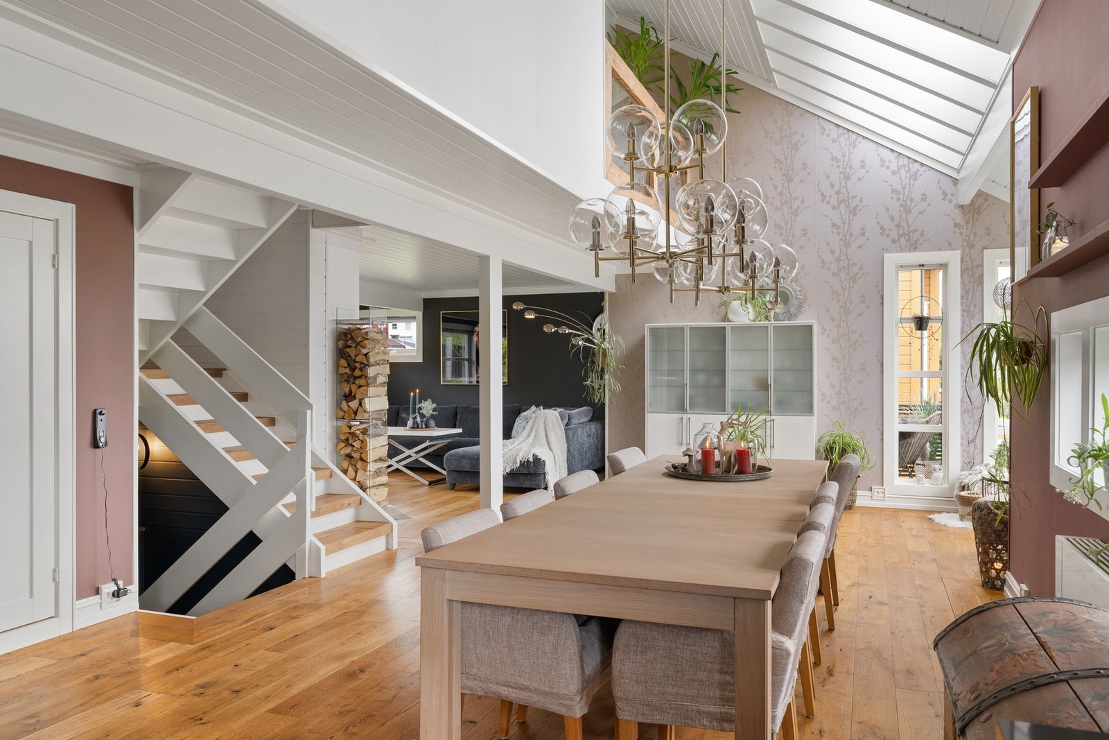 Hovedetasjen byr på en innbydende og åpen stue/kjøkken-løsning med herlig takhøyde over spisestuedelen Galleribilde