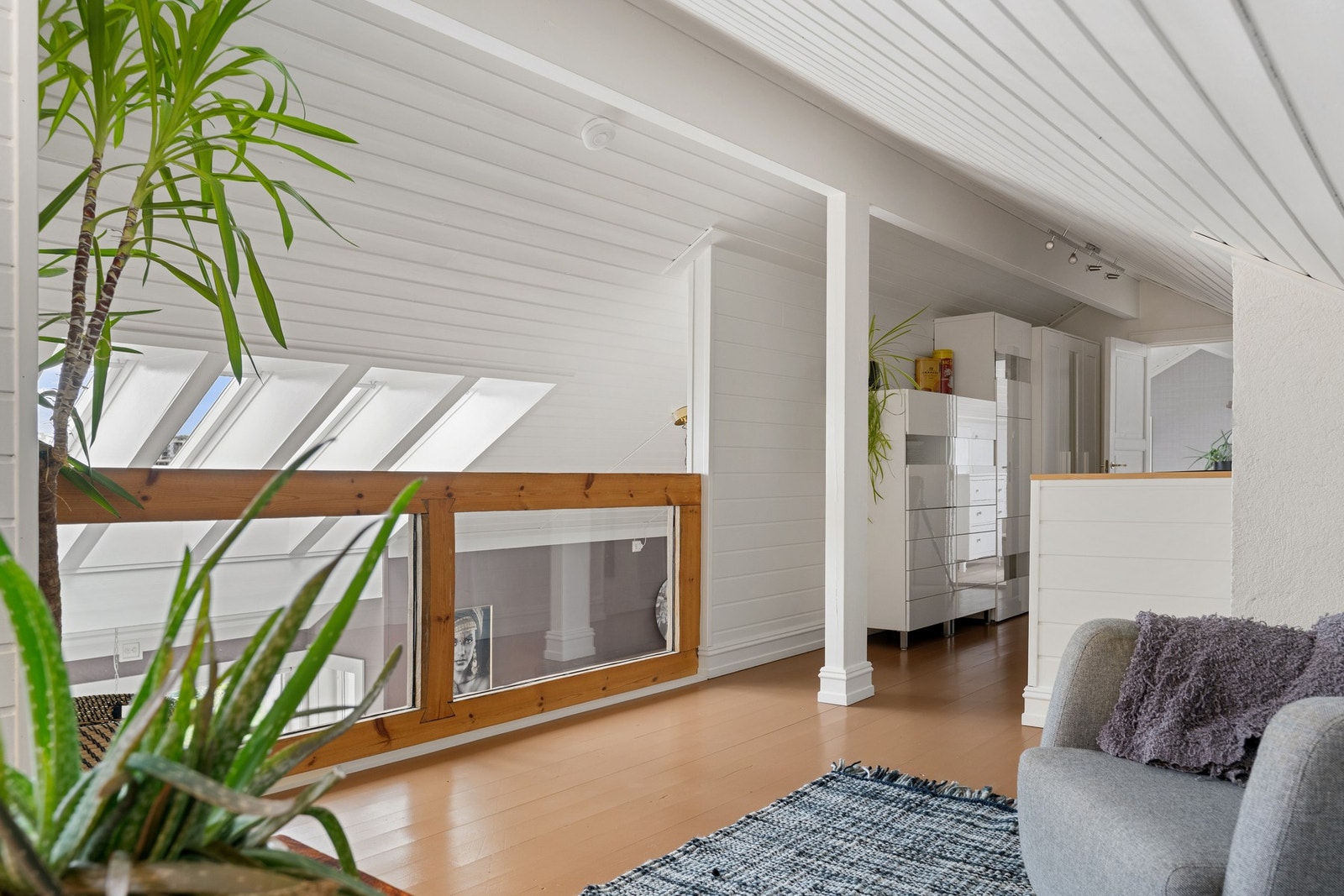 Hyggelig loftstue med åpen løsning til etasjen under Galleribilde