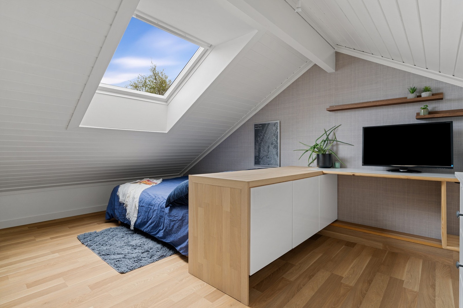 Det fjerde soverommet ligger på loftet og har et målbart areal på 11,8 kvm. (ikke tilfredsstillende rømningsvei) Galleribilde