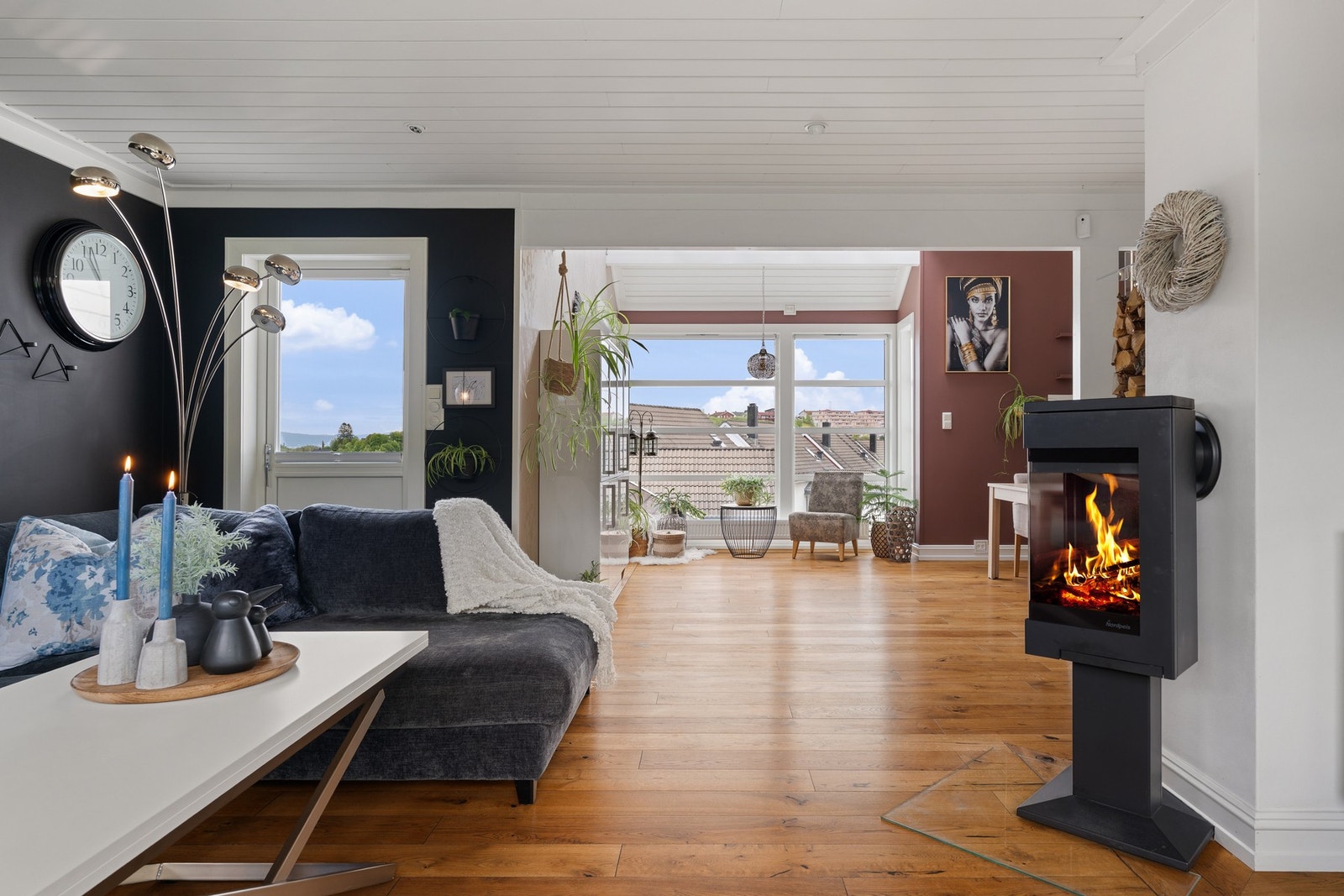 Lun sofakrok med plass til stor sofa. Herfra har man utgang til uteplass på baksiden av huset, samt balkong som vender mot nord og vest Galleribilde