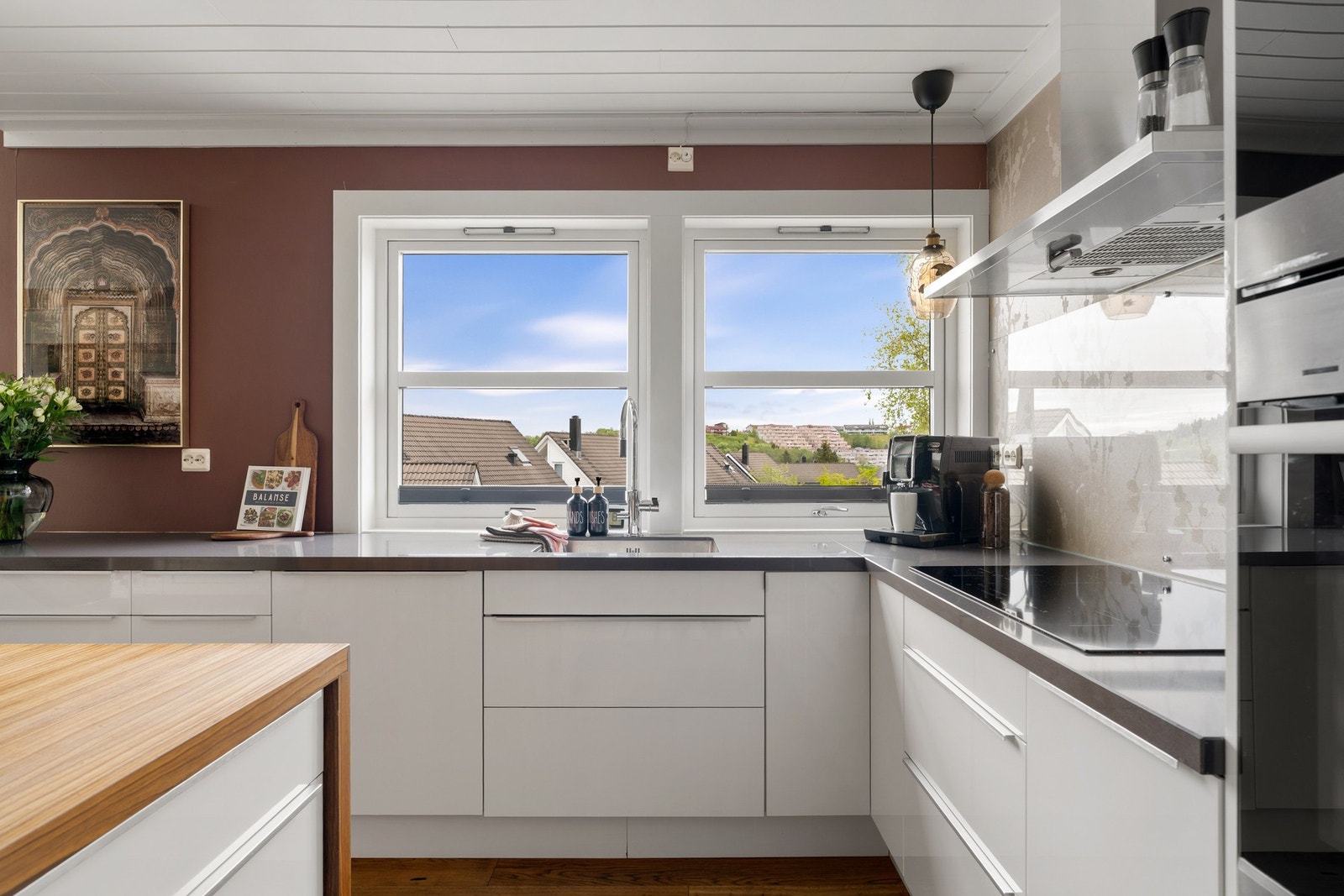 Fin utsikt mot tunet fra kjøkkenvinduene Galleribilde