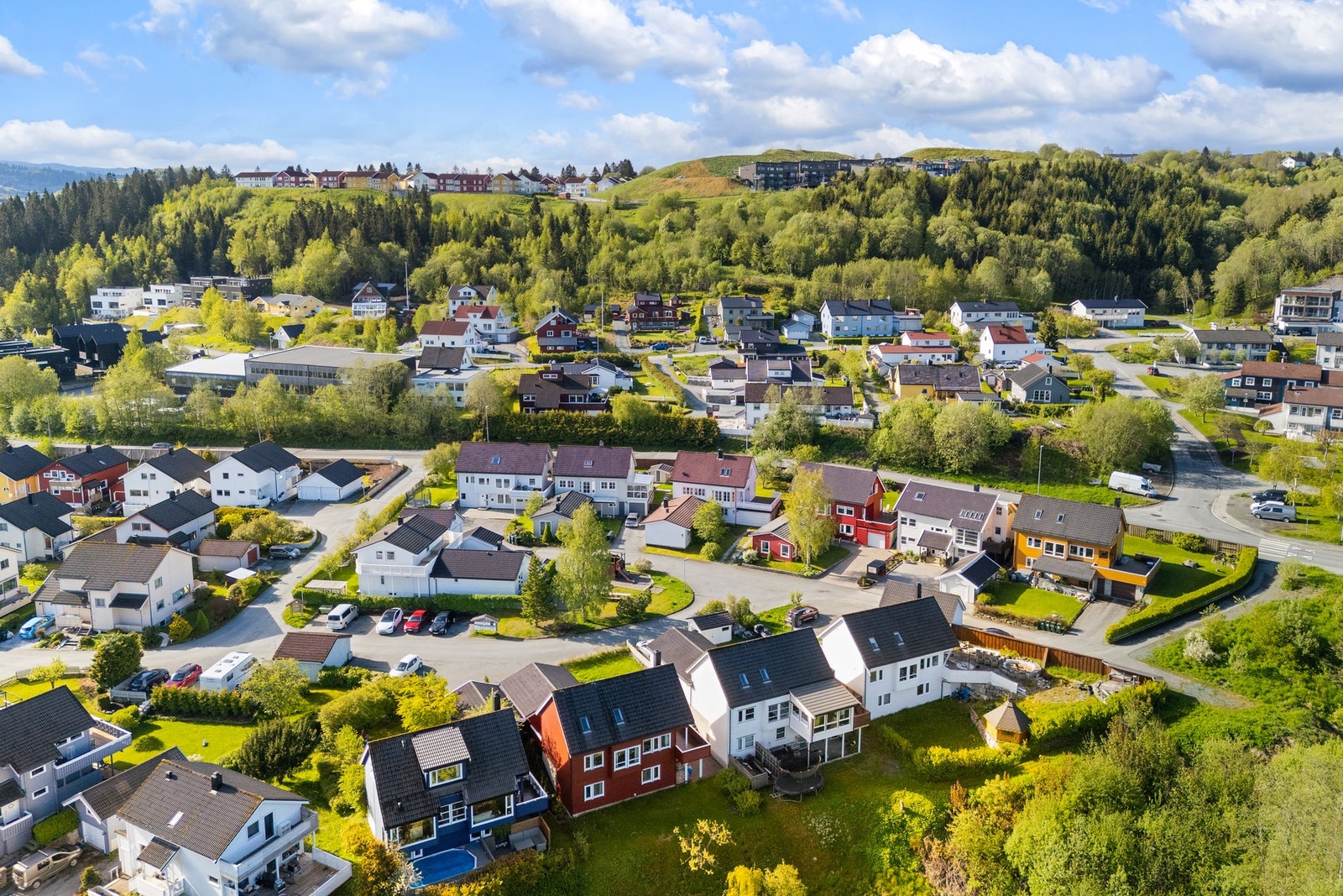 Fra huset har man gangavstand til bl.a. skole, butikk og buss Galleribilde