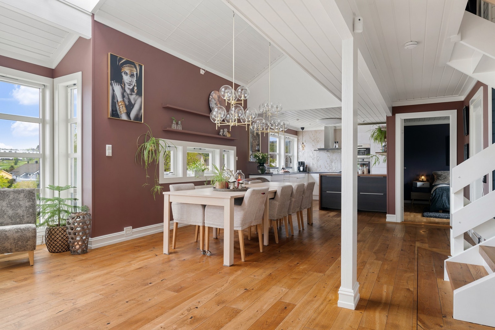 Takvinduene og den rause takhøyden gir en meget god romfølelse Galleribilde