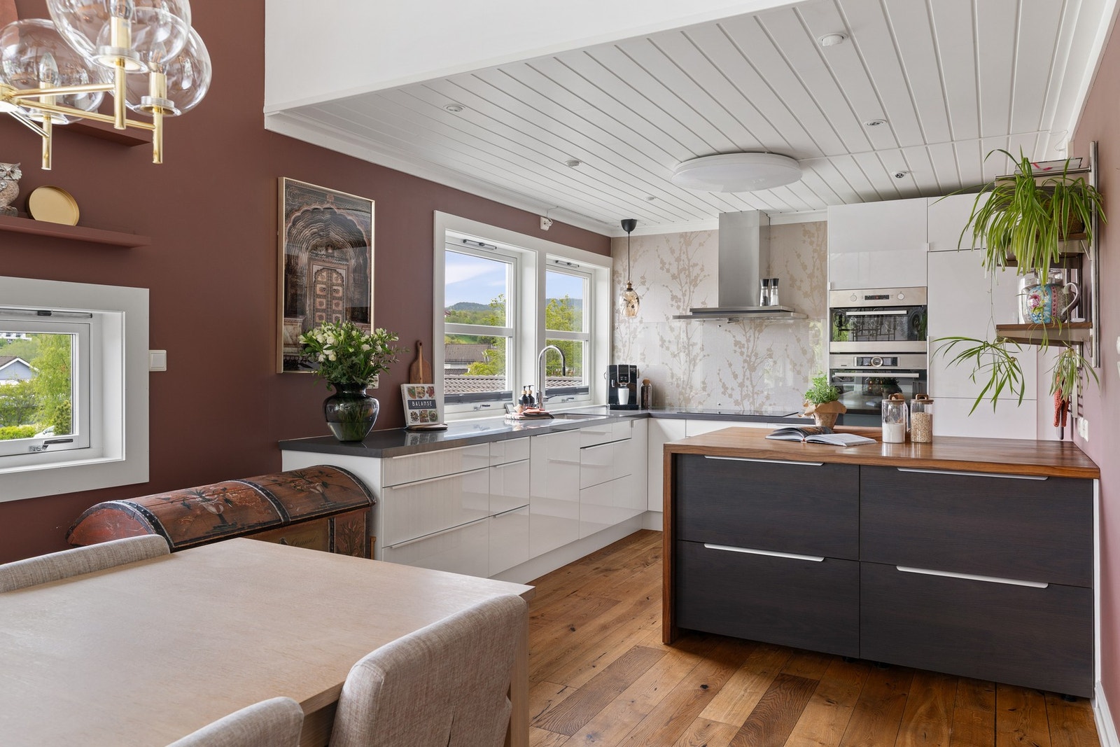 Lyst og tidløst kjøkken fra 2012/13 med nyere kjøkkenøy Galleribilde