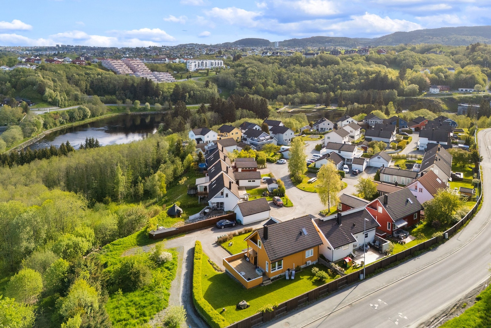Huset ligger i et rolig og barnevennlig tun med kort vei til fine turområder Galleribilde