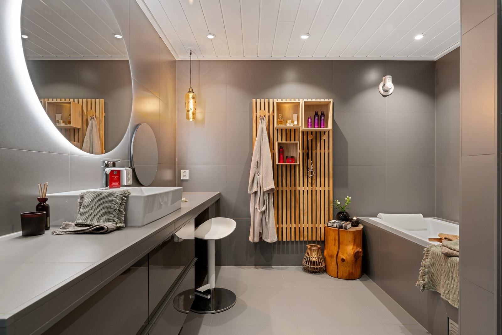 Lekkert og stilrent bad fra 2018 i underetasjen Galleribilde