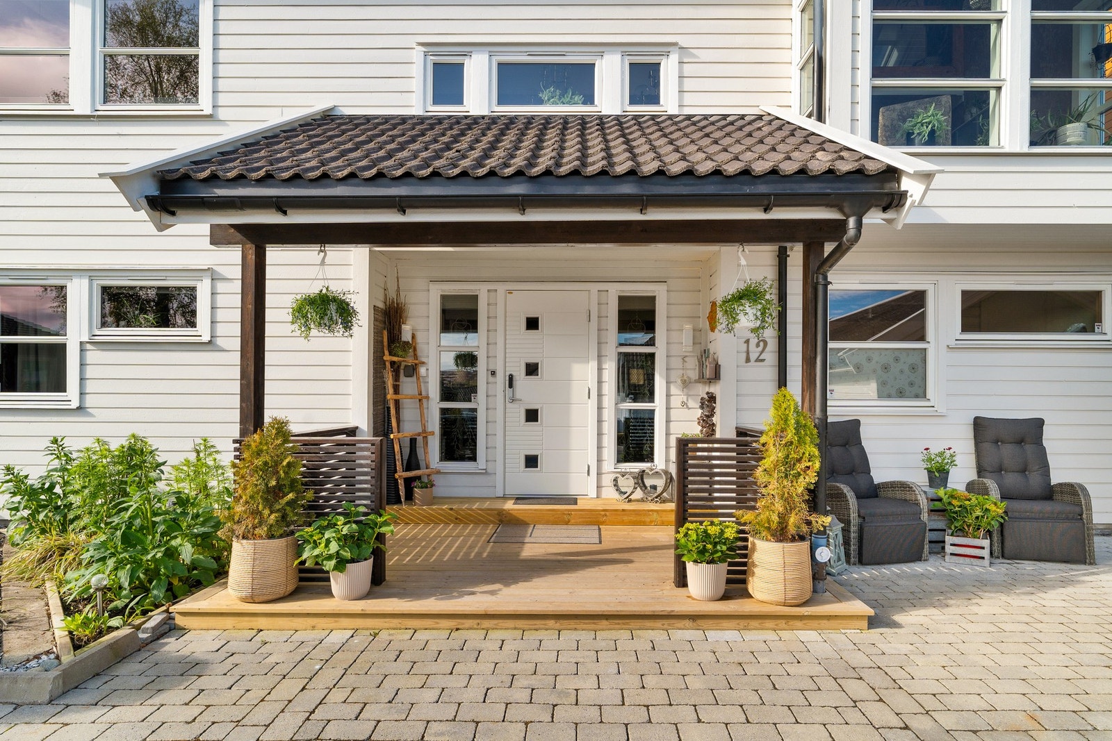 Hyggelig inngangsparti med nyere platting Galleribilde