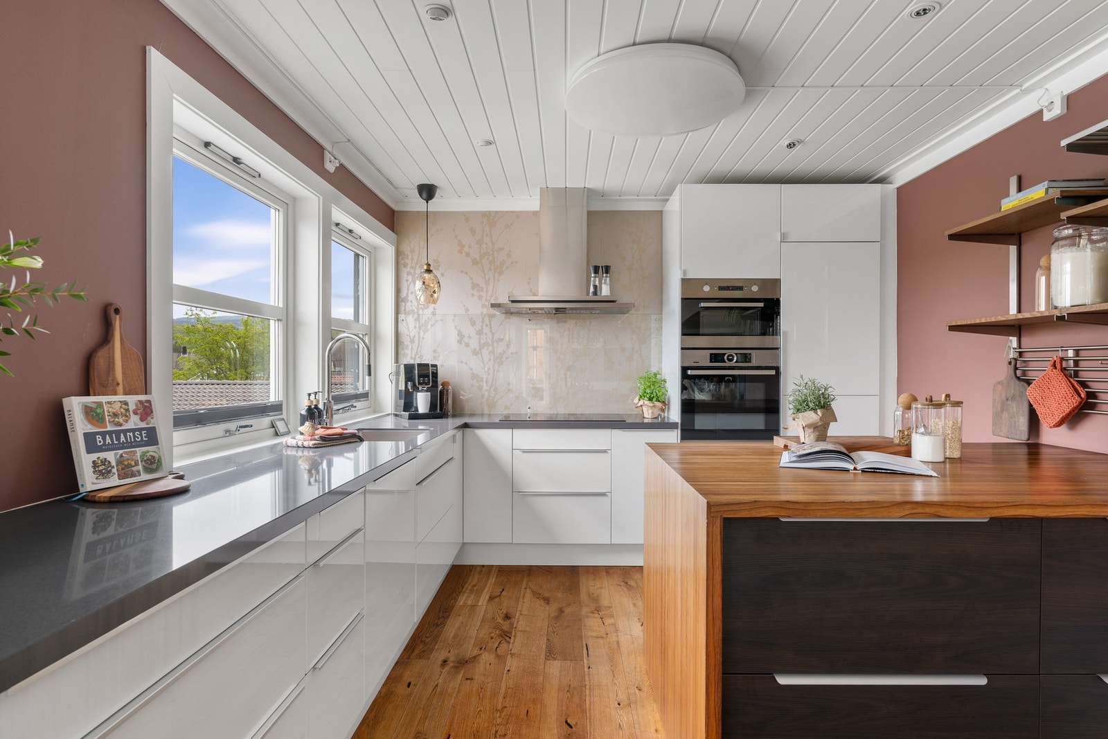 Kjøkkenet byr på rikelig med skap- og benkeplass Galleribilde