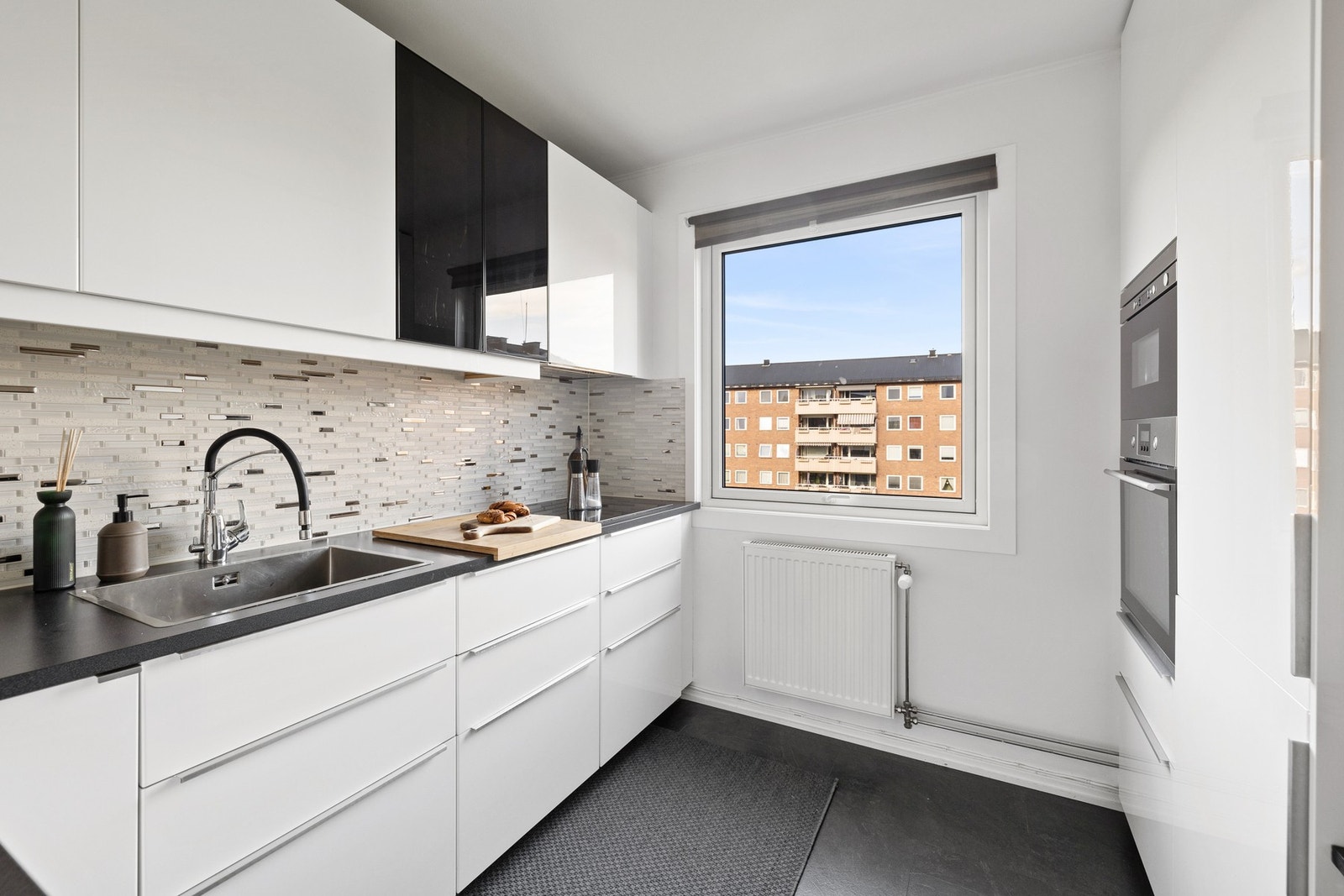 Kjøkkenet har godt med skap- og benkeplass. Galleribilde