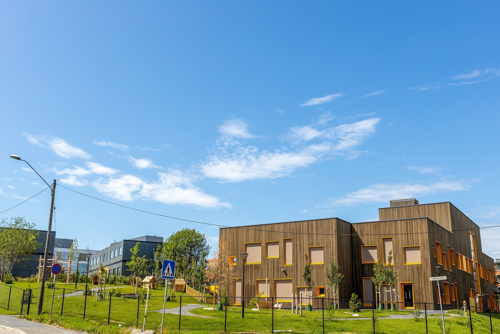 Vollebekk skole, en moderne barne- og ungdomsskole, stod ferdig i 2017 og tilbyr skolegang fra 1. til 10. trinn. Galleribilde