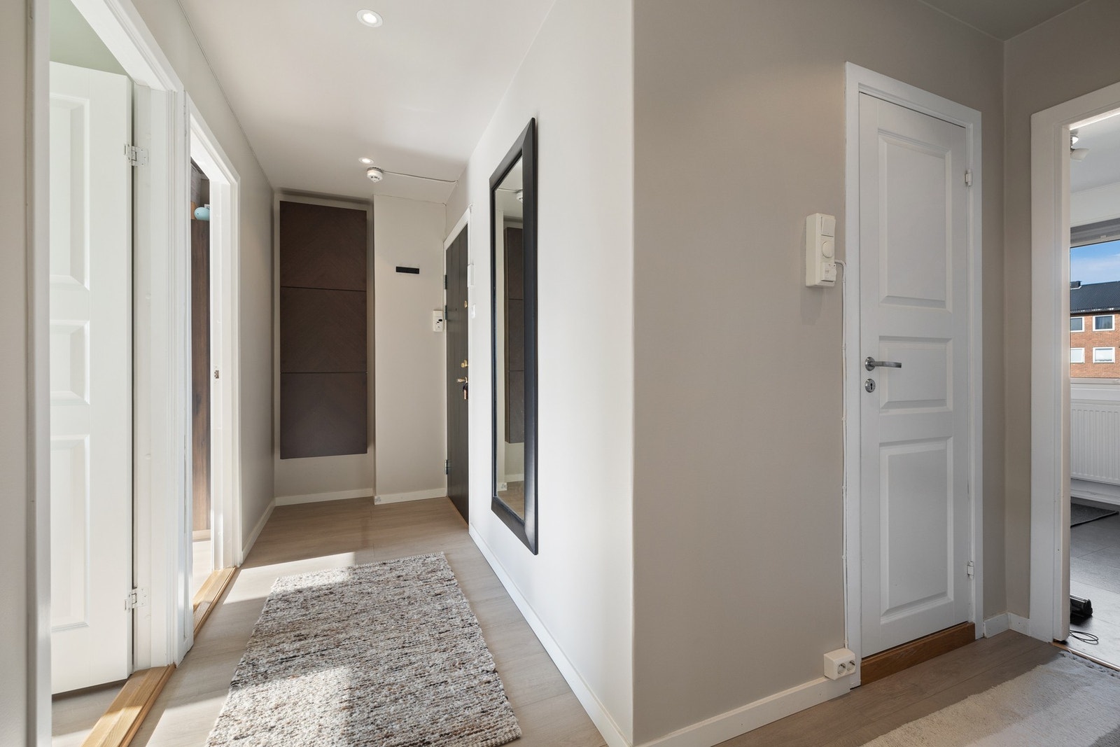 Flott gang med downlights i himling. Galleribilde