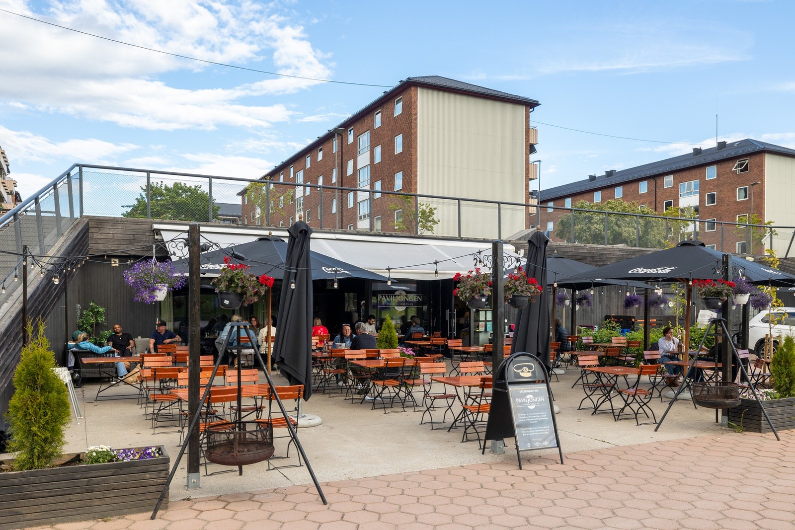 Paviljongen ligger rett ved blokken - en trivelig bistro i hjerte av Bjerkedalen! Galleribilde