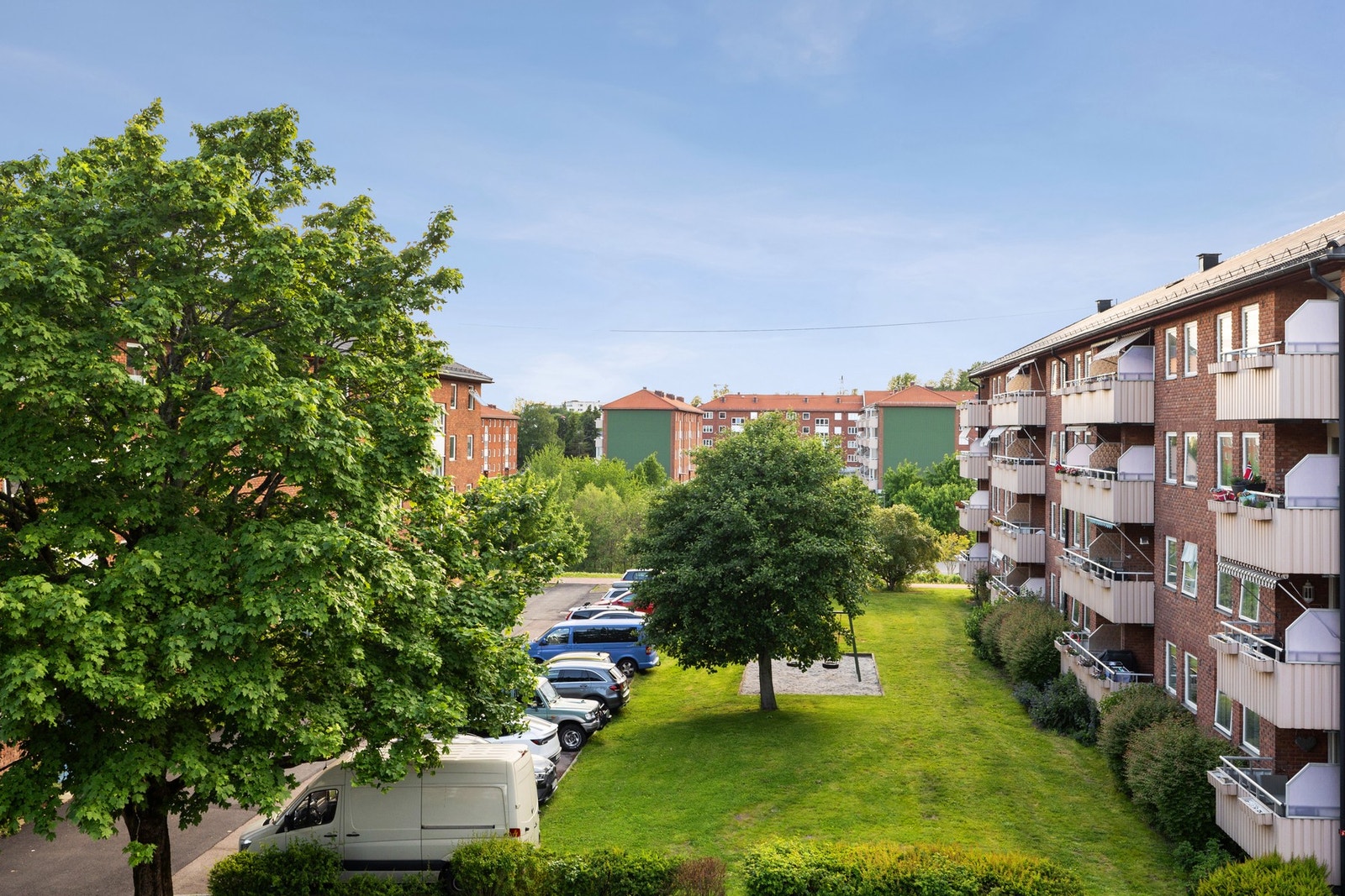 Hyggelig utsikt mot borettslagets fellesarealer. Galleribilde