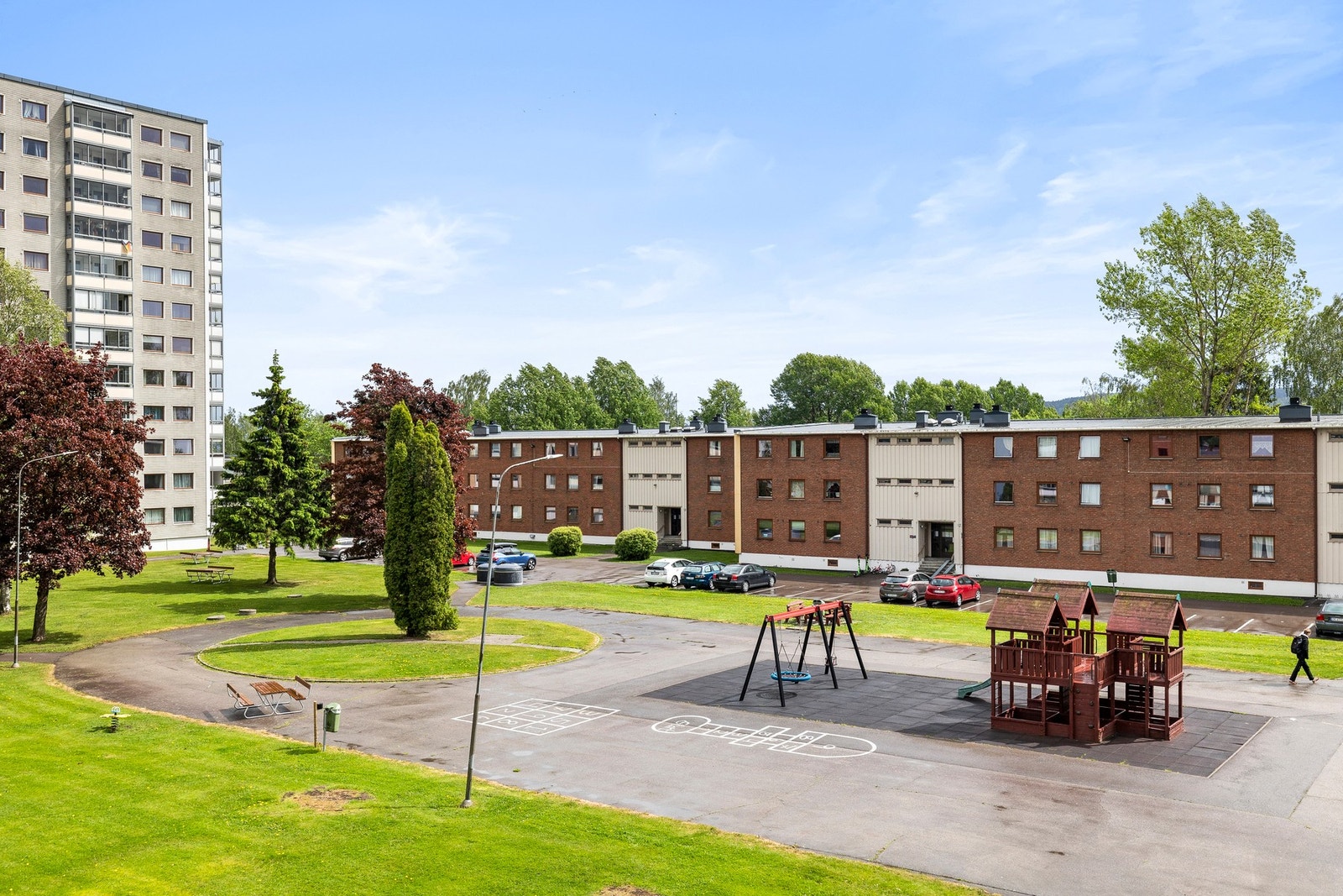 Hyggelig utsyn mot borettslagets fellesarealer. Galleribilde