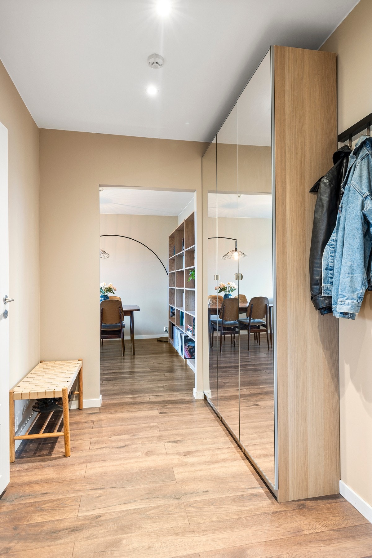 Romslig og fin gang/inngangsparti med god plass for avheng av yttertøy og sko. Galleribilde