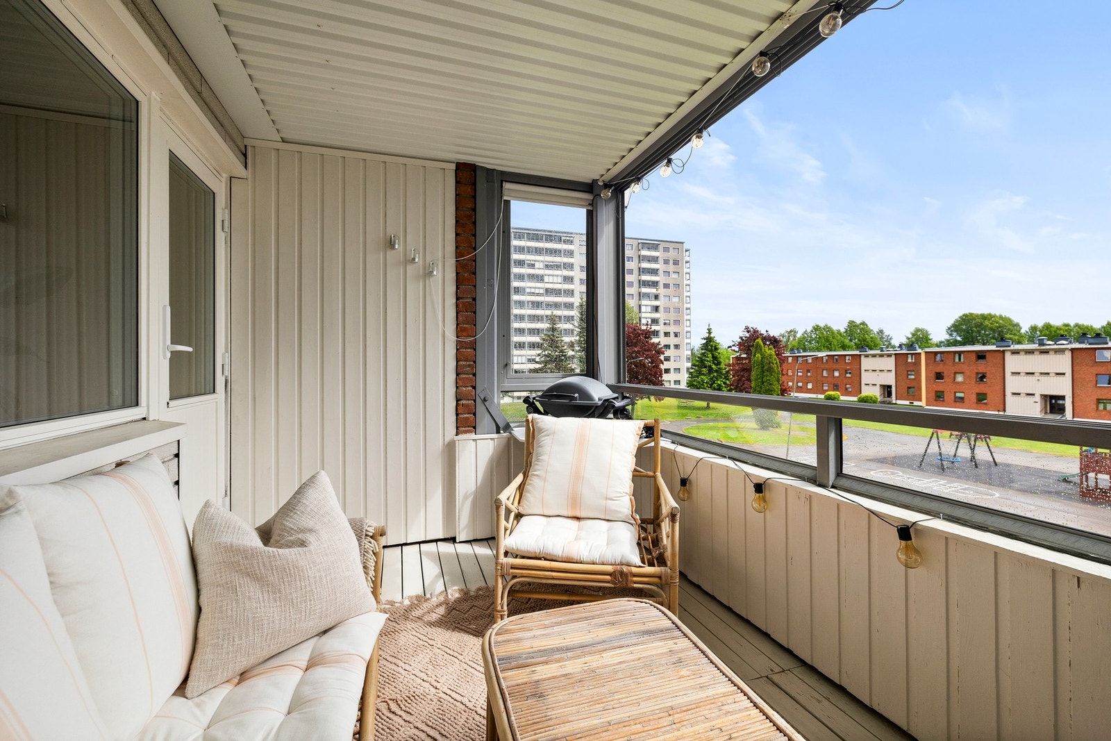 Terrassen er av god størrelse og har plass til sittegrupper, grill og diverse beplantning. Galleribilde