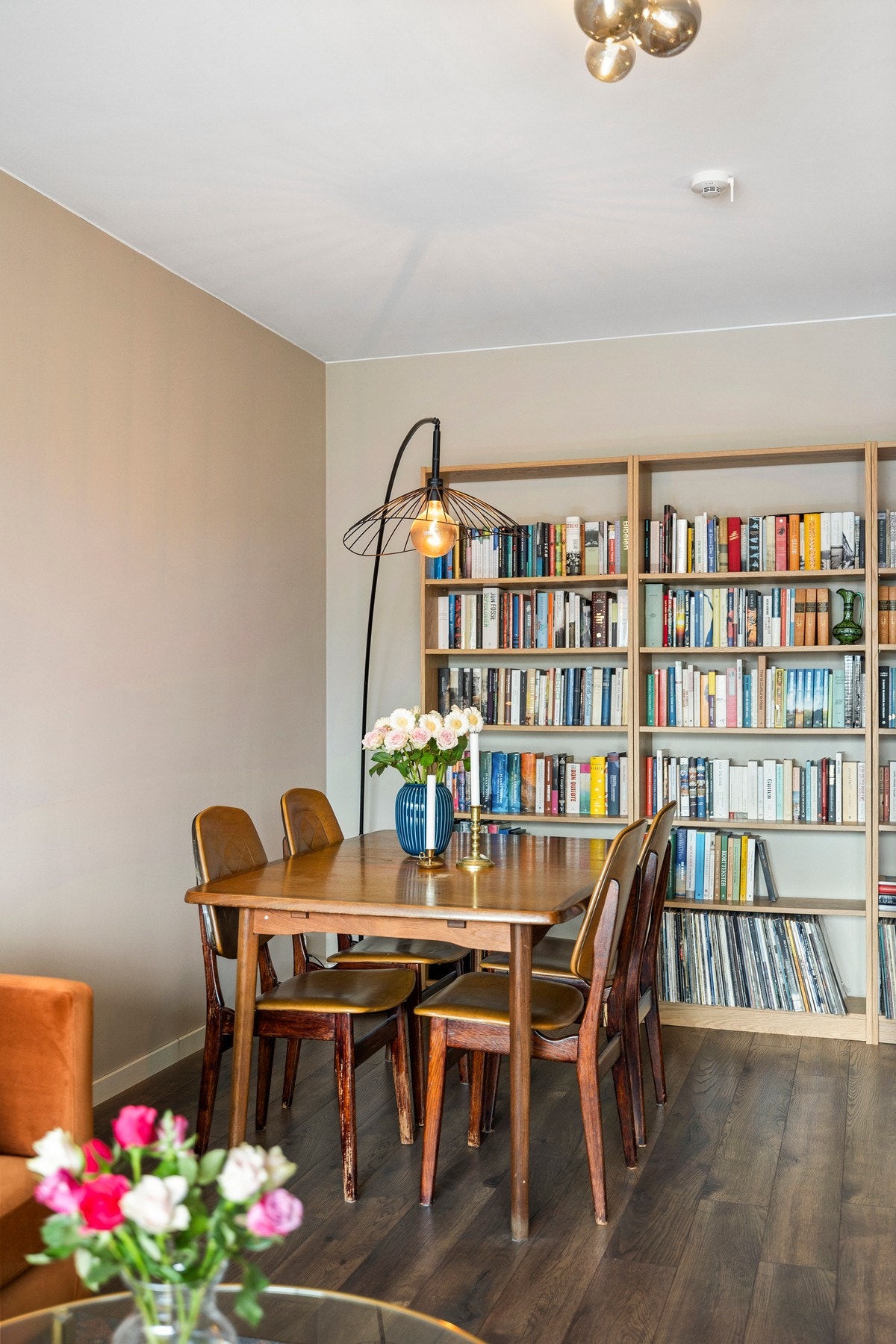 Det er rikelig med plass til både sofaseksjon og spisebord. Galleribilde