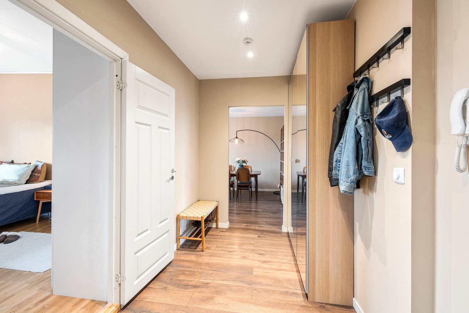 Gangen fungerer som boligens knutepunkt med adkomst til alle rom. Galleribilde
