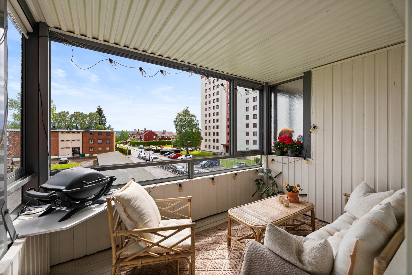 Fra stuen er det utgang til en trivelig innglasset terrasse på ca. 7 kvm. Galleribilde