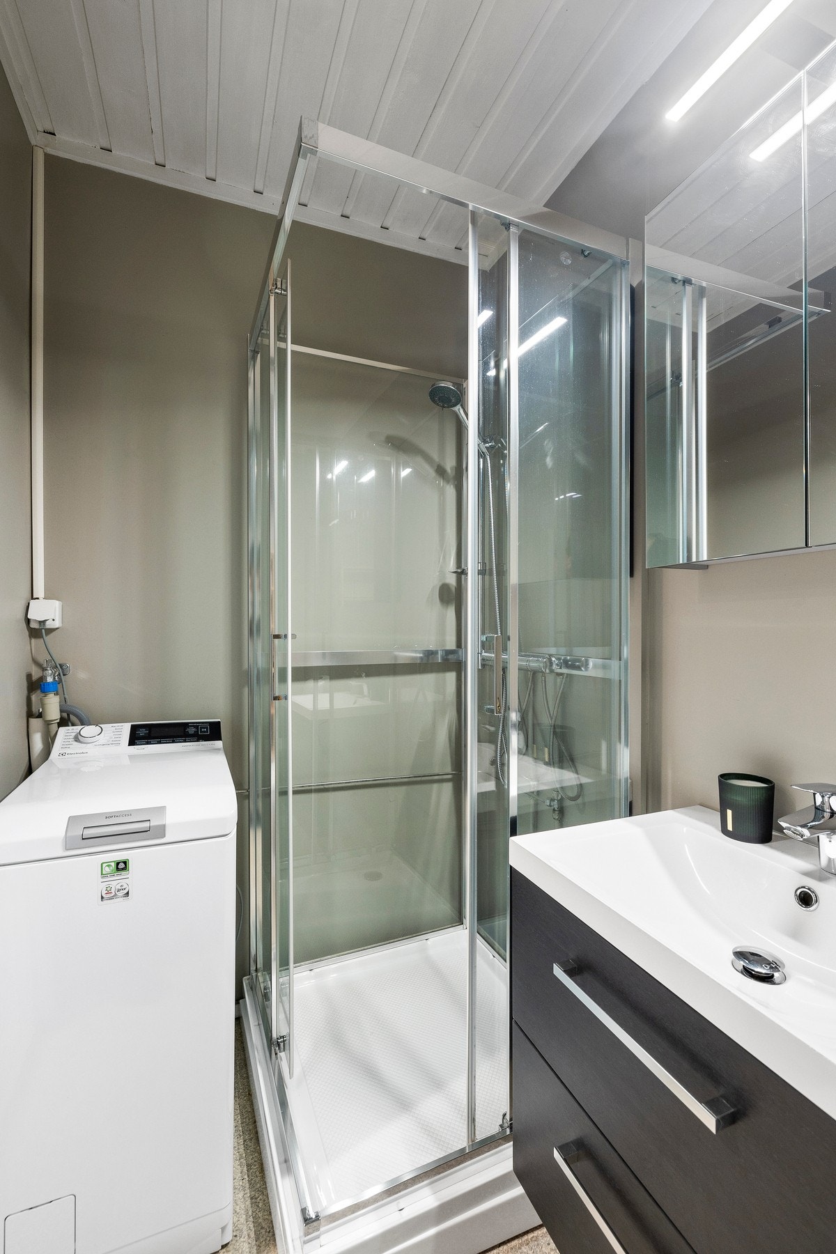 Badet har dusjkabinett. Det er opplegg for vaskemaskin. Galleribilde