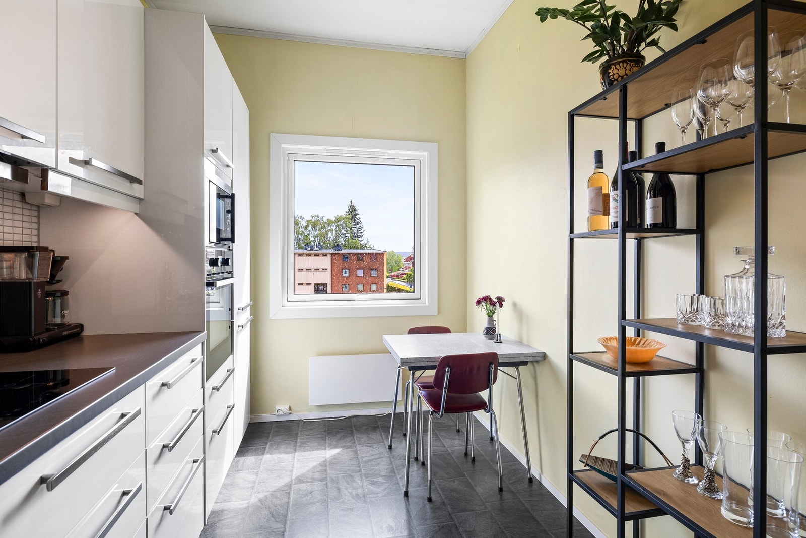 Det er god plass til et lite frokostbord på kjøkkenet. Galleribilde