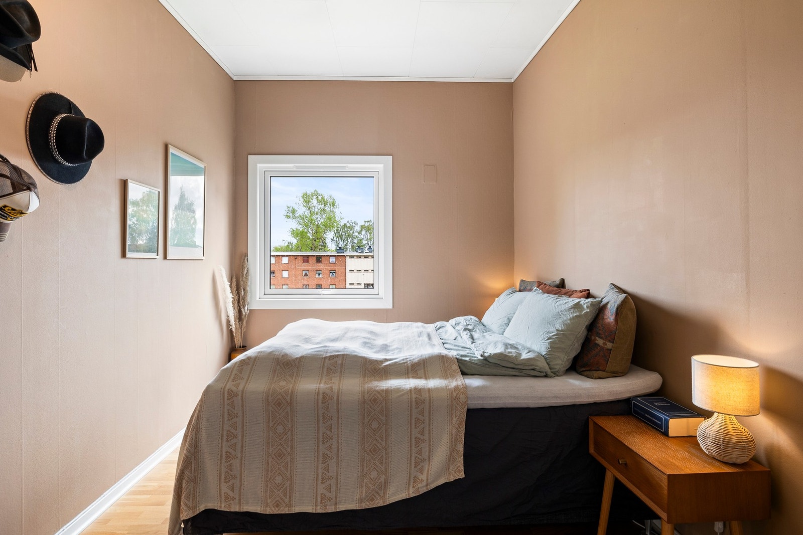 Det er god plass til dobbeltseng, nattbord og annet ønsket møblement. Galleribilde