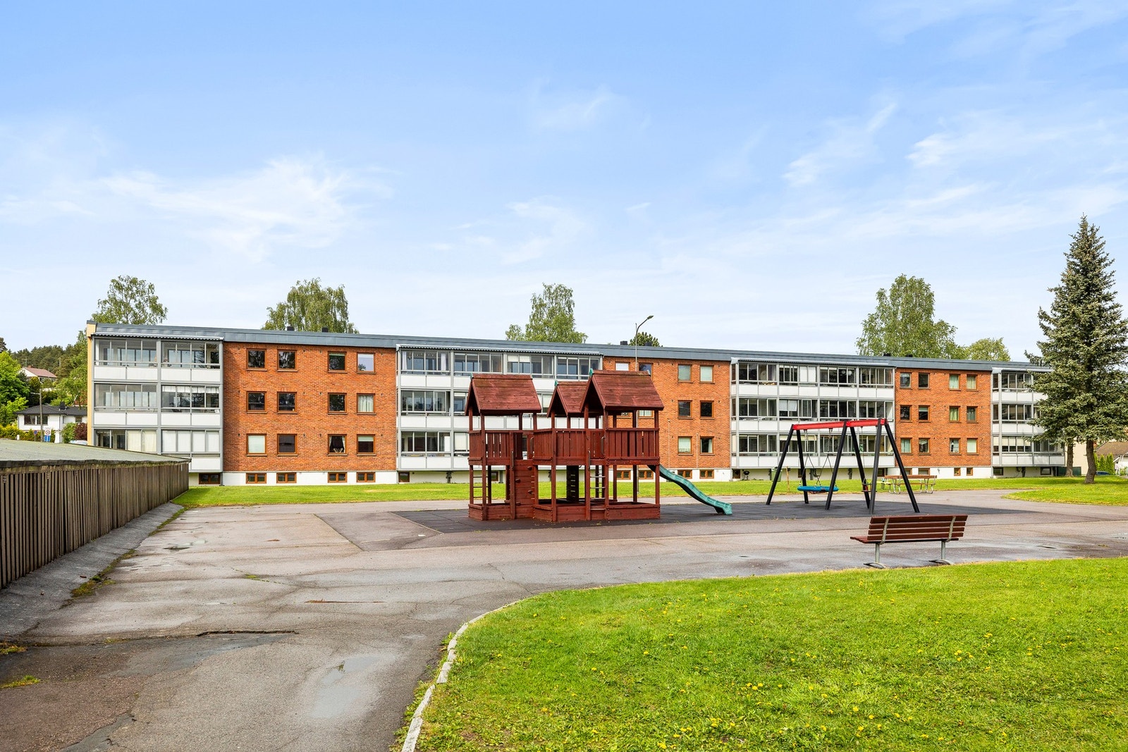 Veldrevet og trivelig borettslag med pent opparbeidede fellesarealer og lekeplasser for de små. Galleribilde