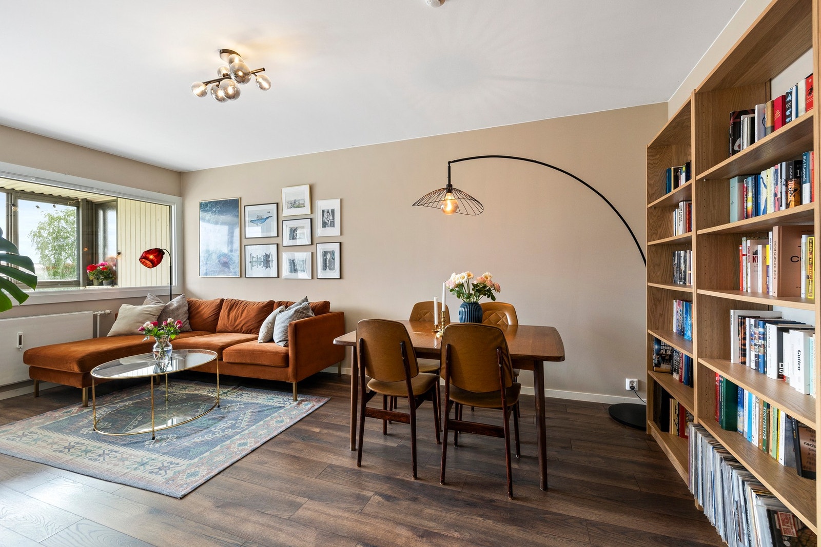Stuen er meget innbydende med flotte fargevalg på vegger og flott laminatgulv. Galleribilde