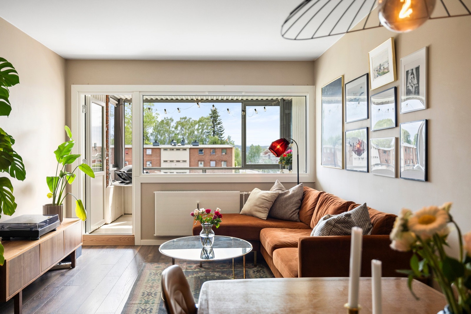 En romslig og lekker 2-roms toppleilighet med solrik innglasset terrasse! Galleribilde