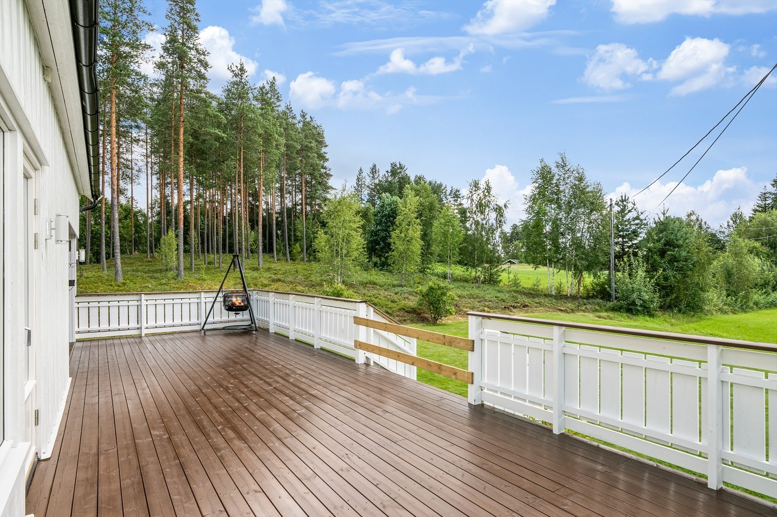 Stor terrasse med flott utsikt over frodige omgivelser. Perfekt for avslapning og sosiale sammenkomster. Galleribilde