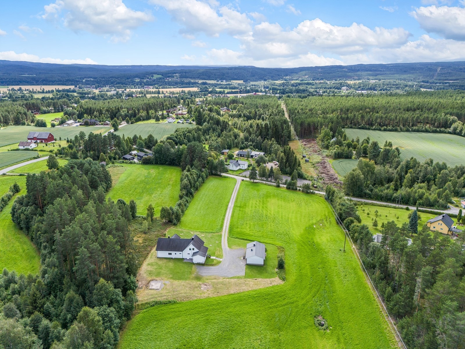 Landlig eiendom med vakker utsikt, romslig tomt og kort vei til naturopplevelser. Perfekt for barnefamilier og friluftsentusiaster. Galleribilde
