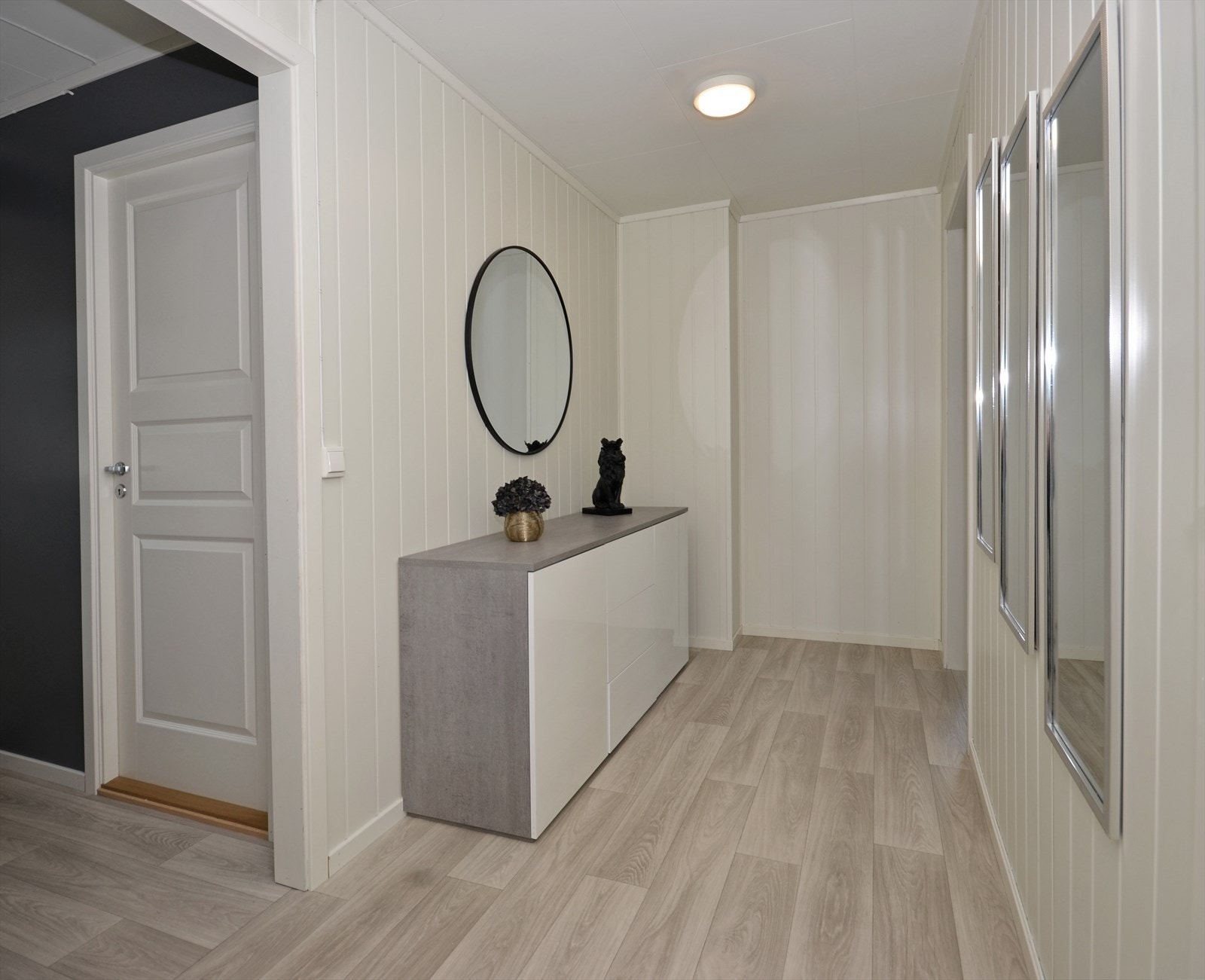 Lys og innbydende entre/gang med moderne detaljer og god plass til oppbevaring. Galleribilde