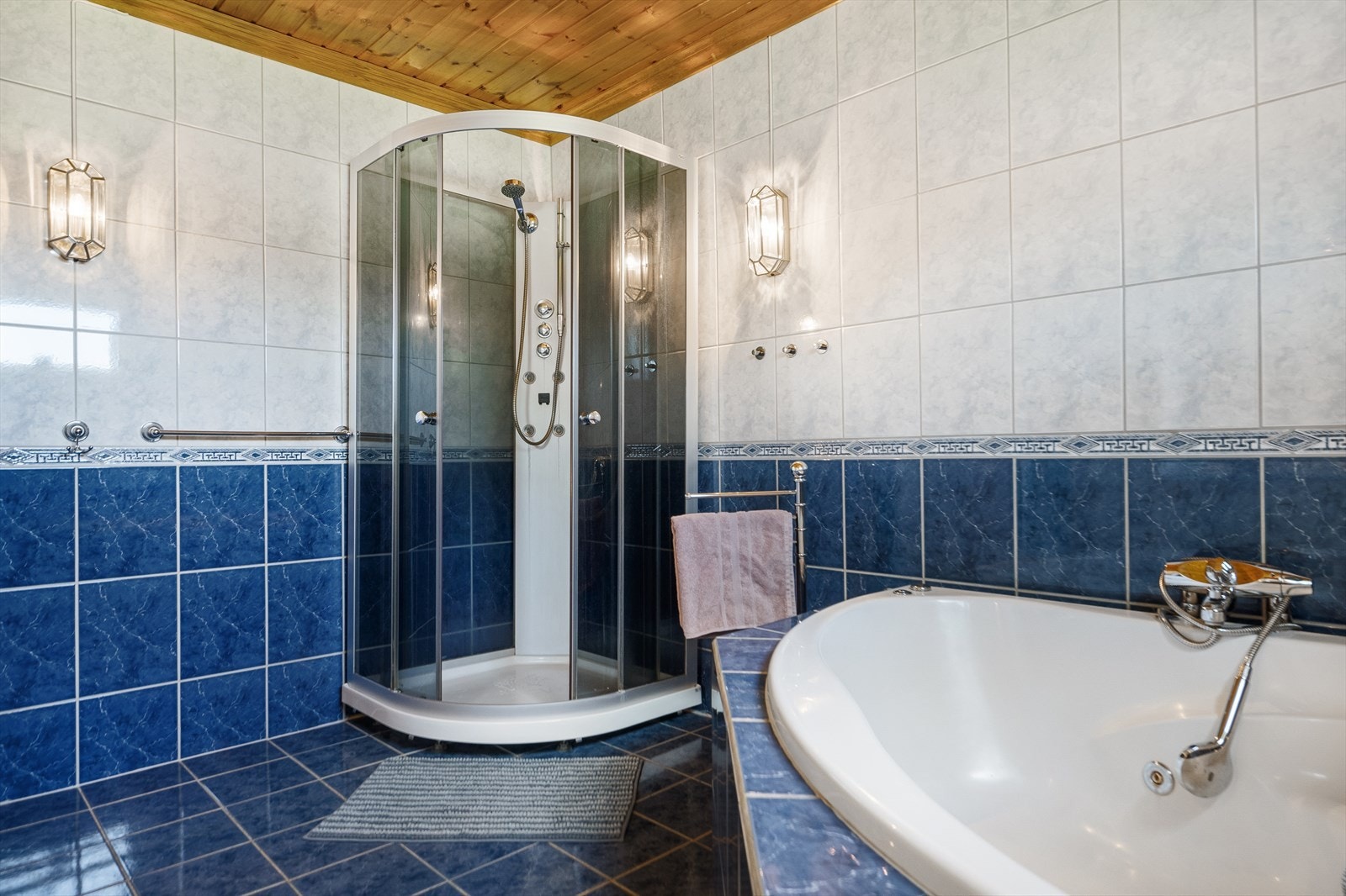 Badet har både dusjkabinett og hjørnebadekar. Galleribilde