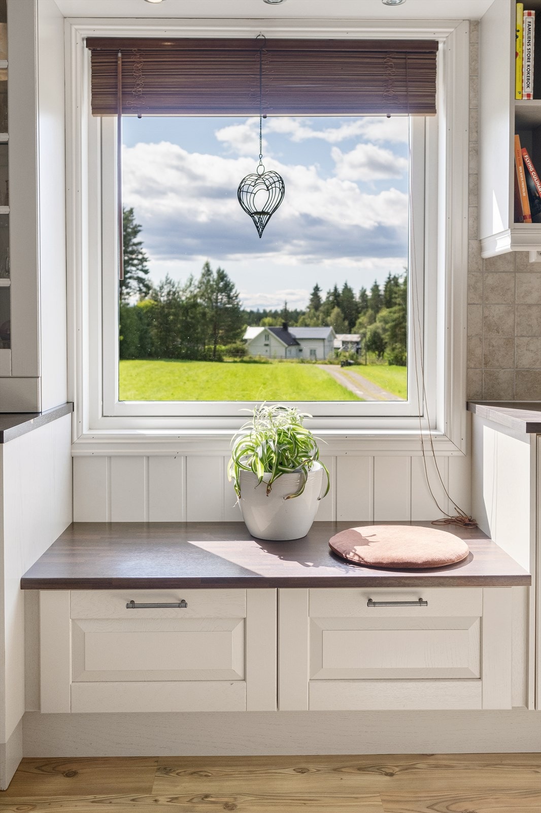 Koselig kjøkkenkrok med utsikt over frodig landskap. Store vinduer slipper inn mye naturlig lys. Perfekt sted for avslapning. Galleribilde