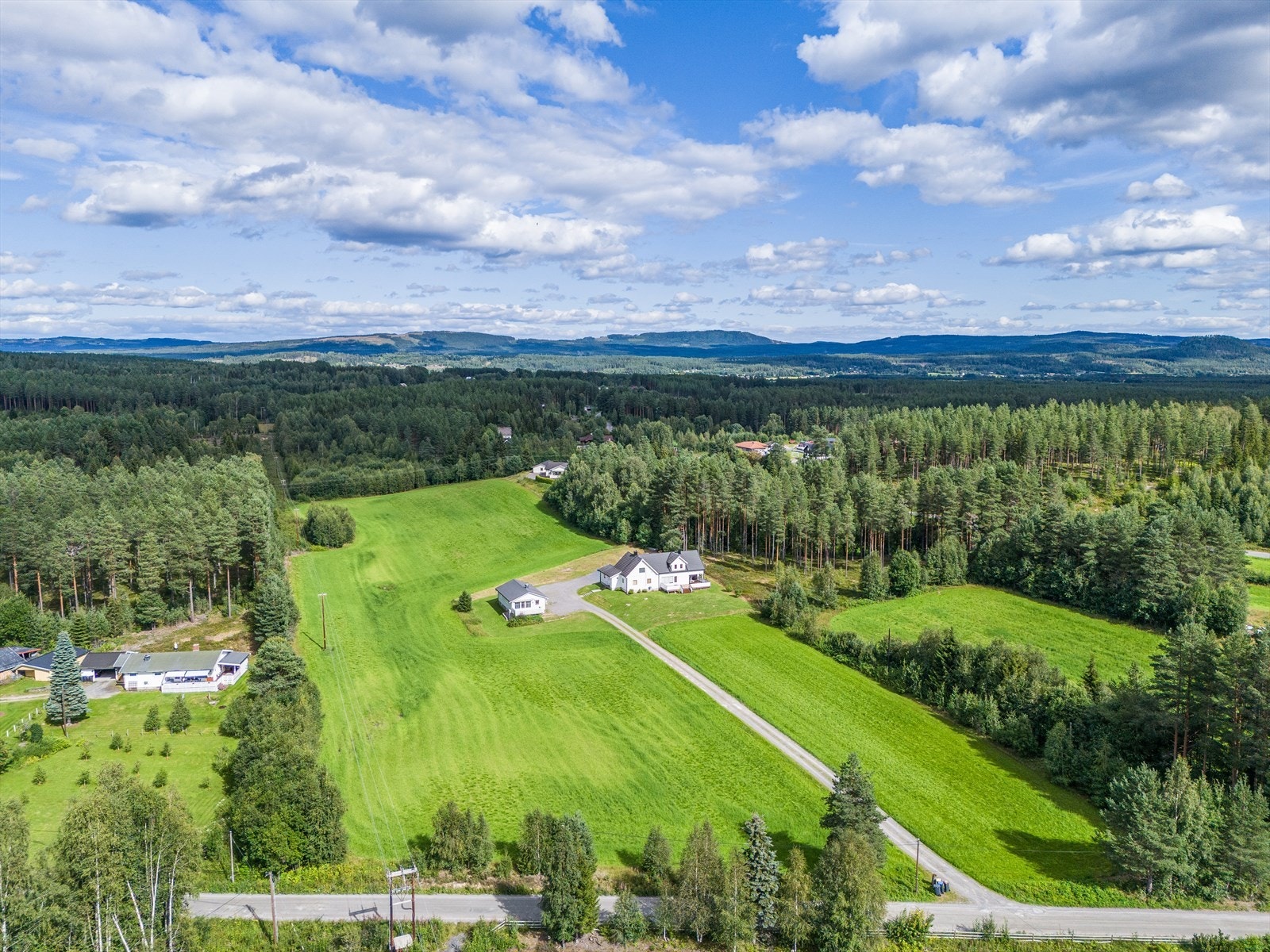 Landlig idyll med frodige grønne omgivelser, romslig tomt og vakker utsikt. Perfekt for deg som ønsker fred og ro. Galleribilde