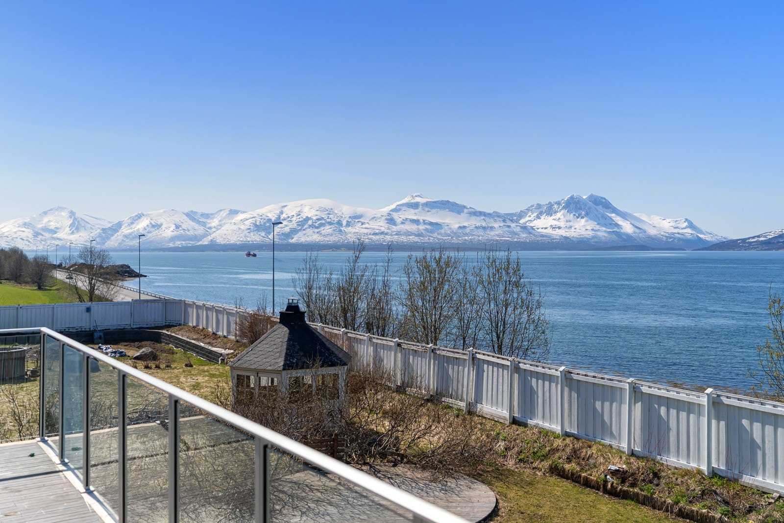 Utsikt over innseilingen til Tromsø med Kvaløya og Malangen i bakgrunnen. Galleribilde