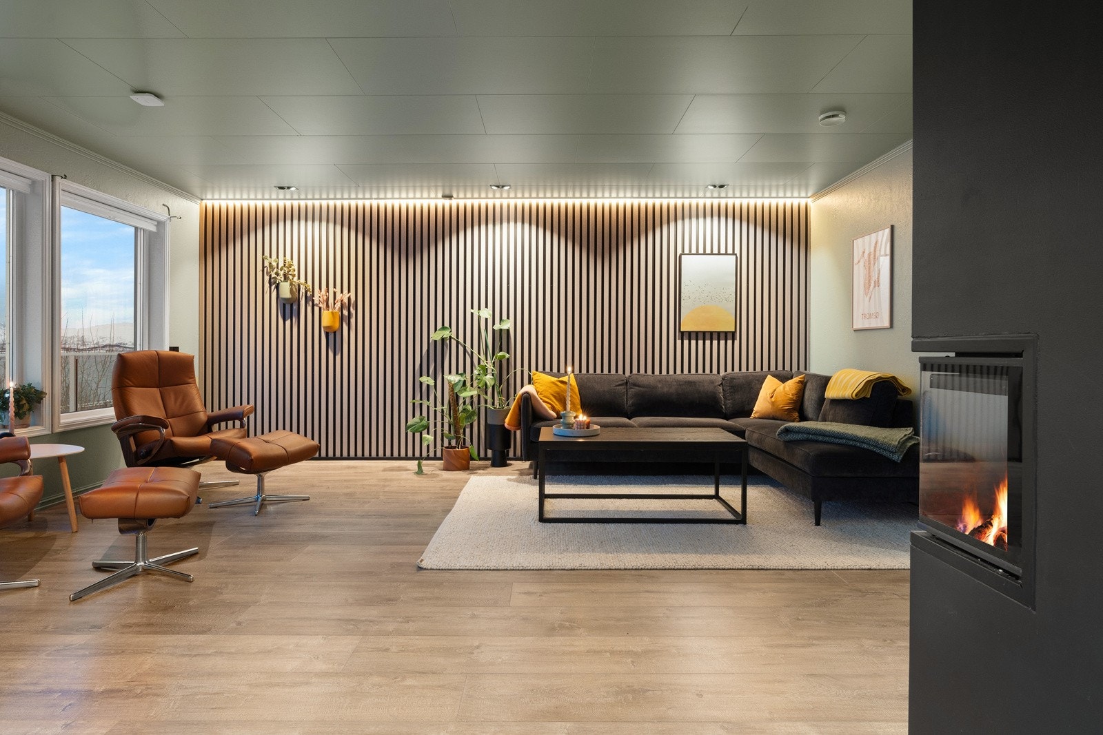 Delikat og moderne stue med spilevegg og downlights i tak. Galleribilde