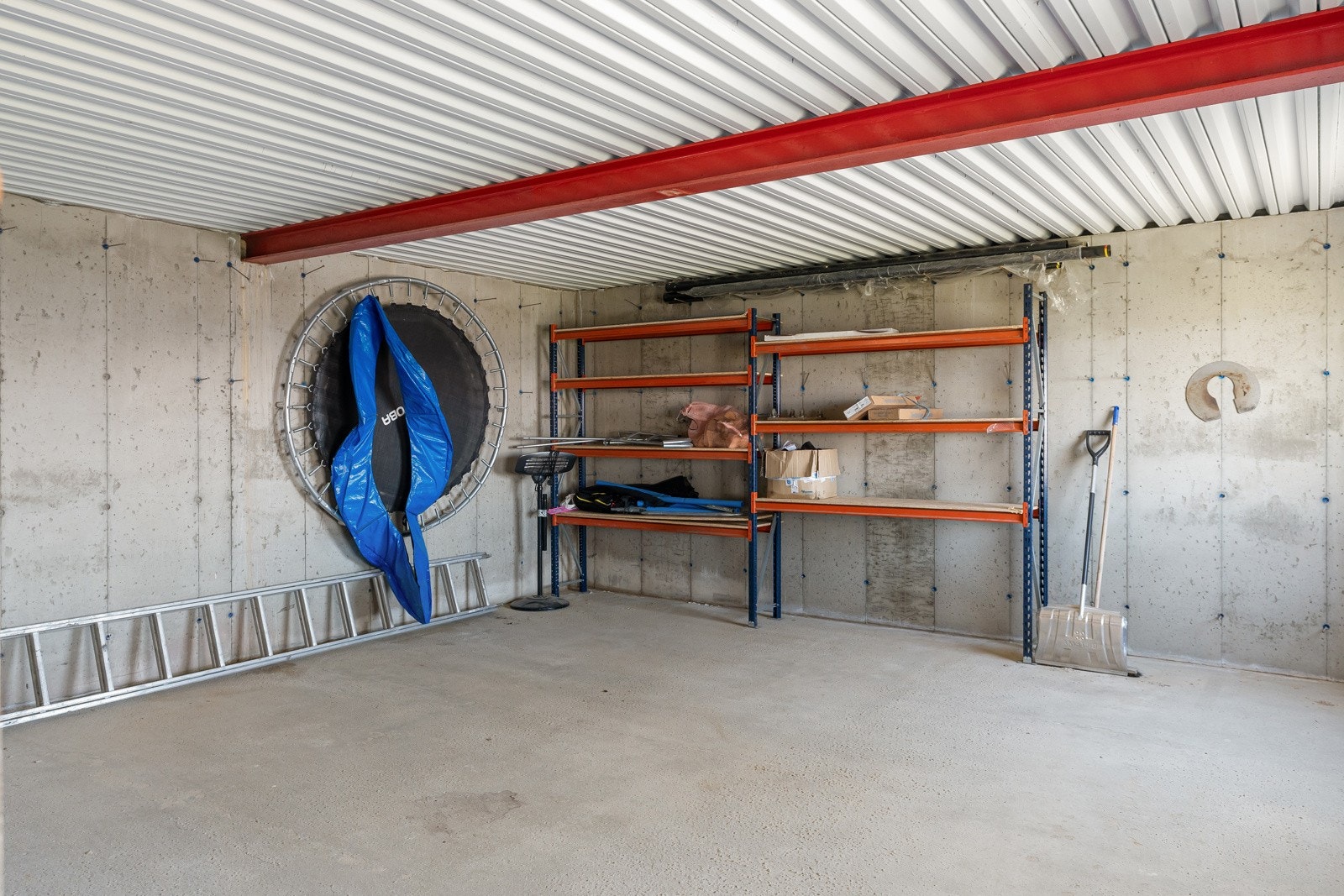 Romslig bod under garasje. Galleribilde