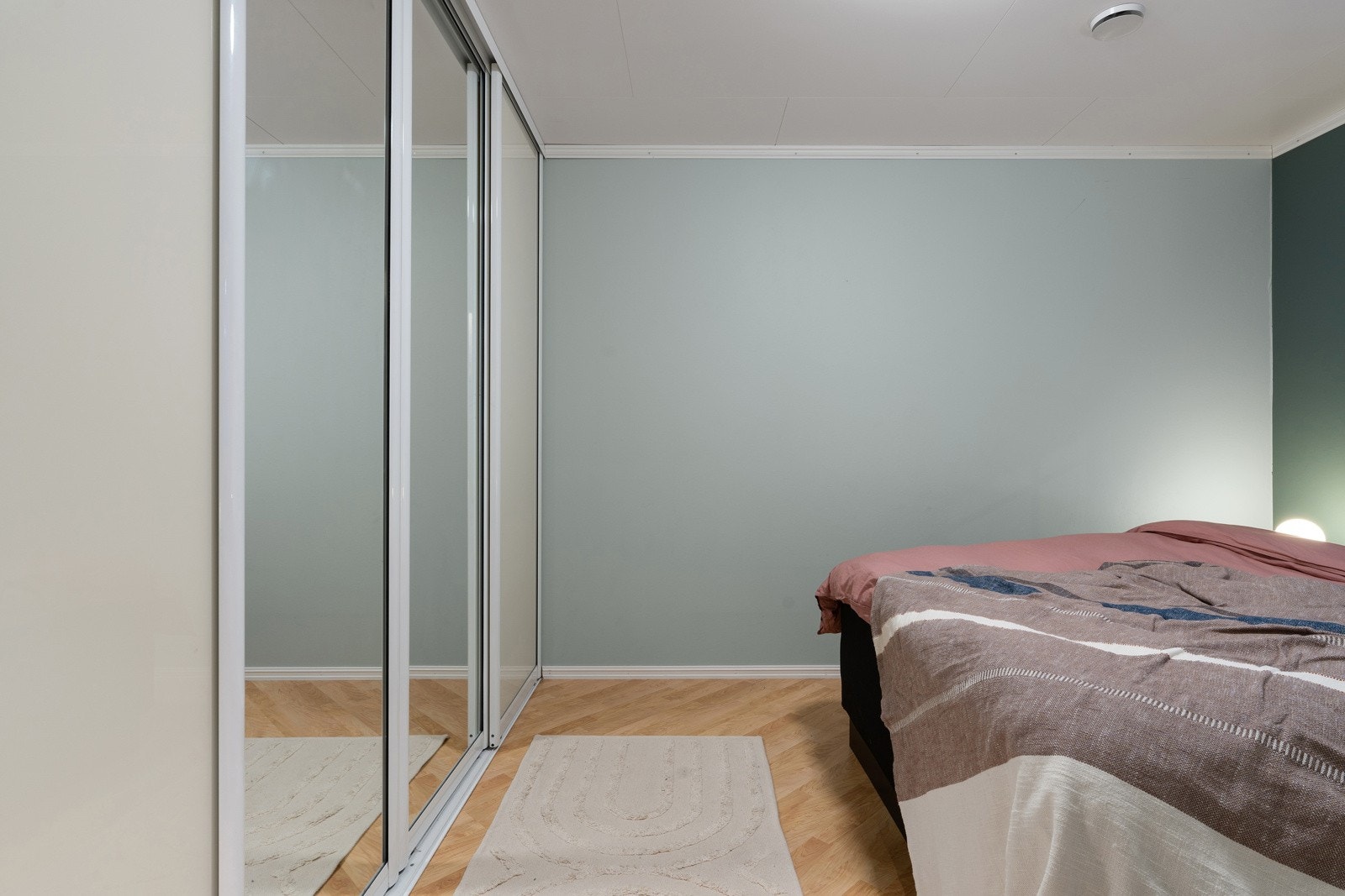 Her er det installert stor skyvedørsgarderobe med speil. Galleribilde