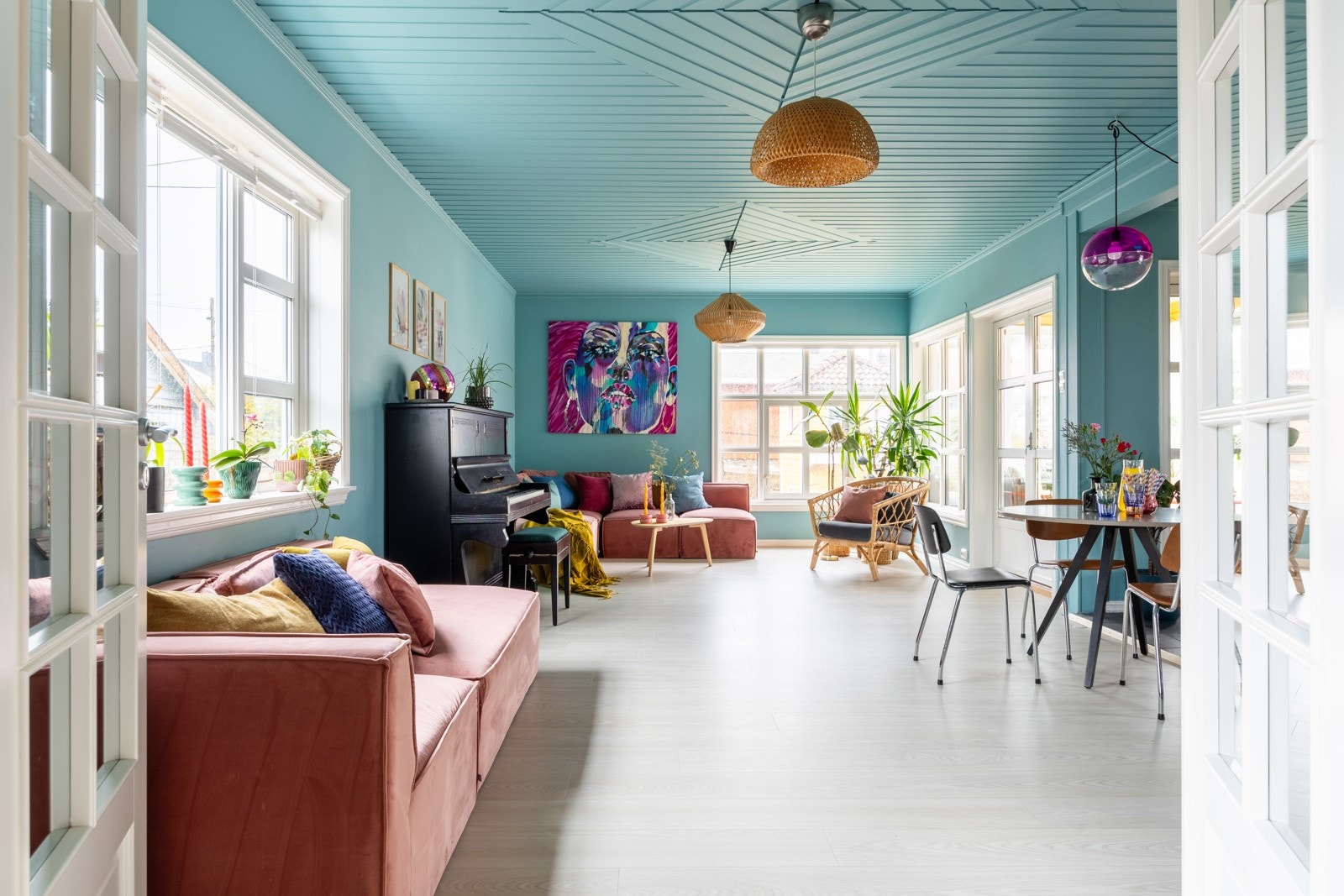 Den store stuen blir fort hjertet i huset, hvor det er boltreplass for store og små. Galleribilde