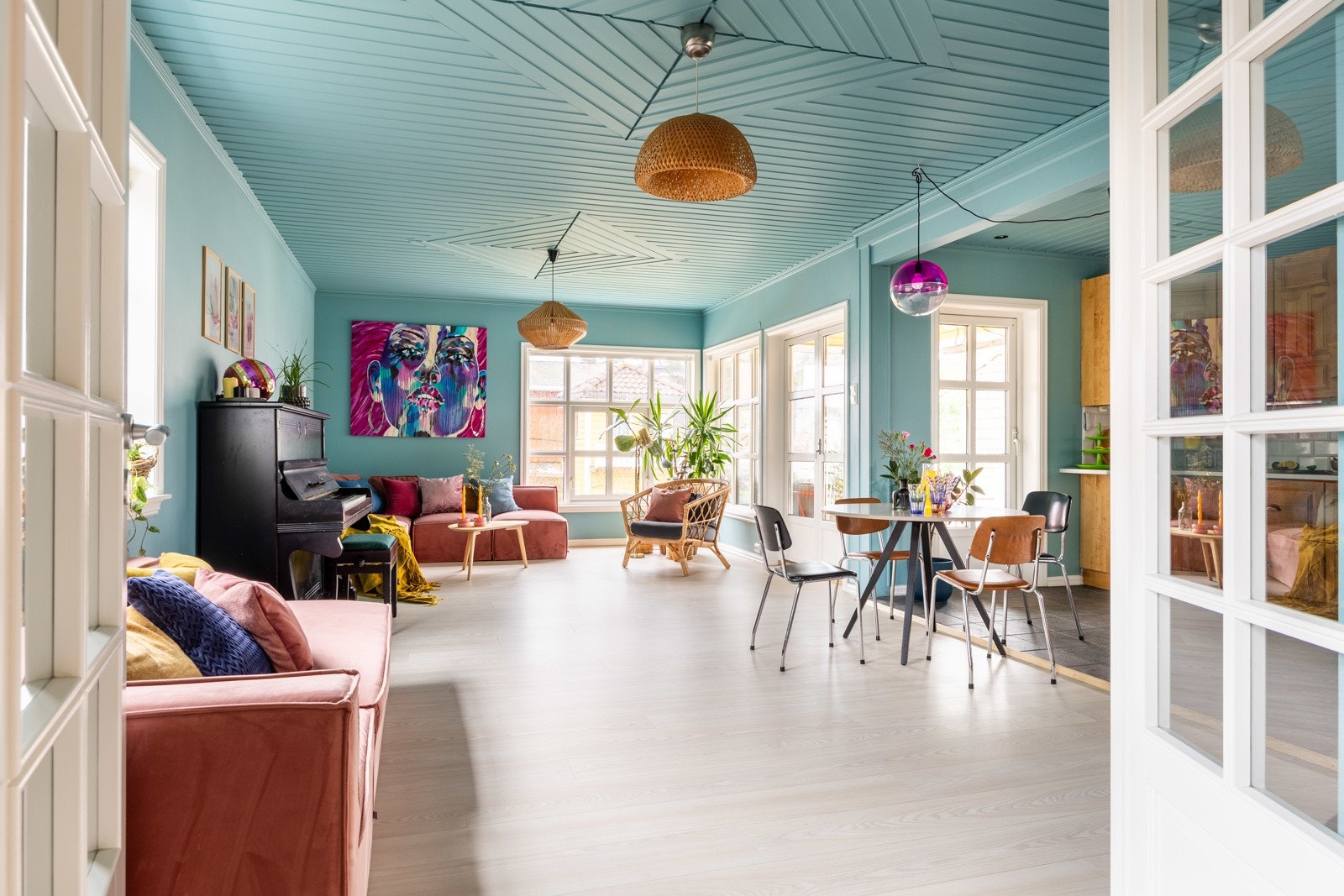 Store vindusflater slipper inn rikelig med naturlig lys, som bidrar til et trivelig oppholdsrom. Galleribilde