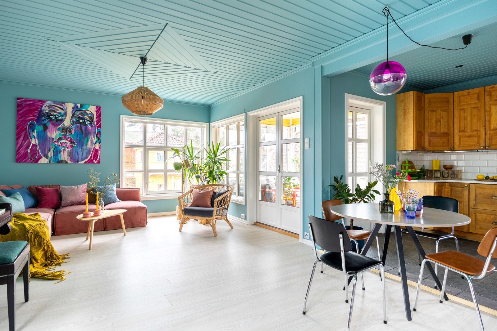 Stor og romslig stue med en fin planløsning. Galleribilde