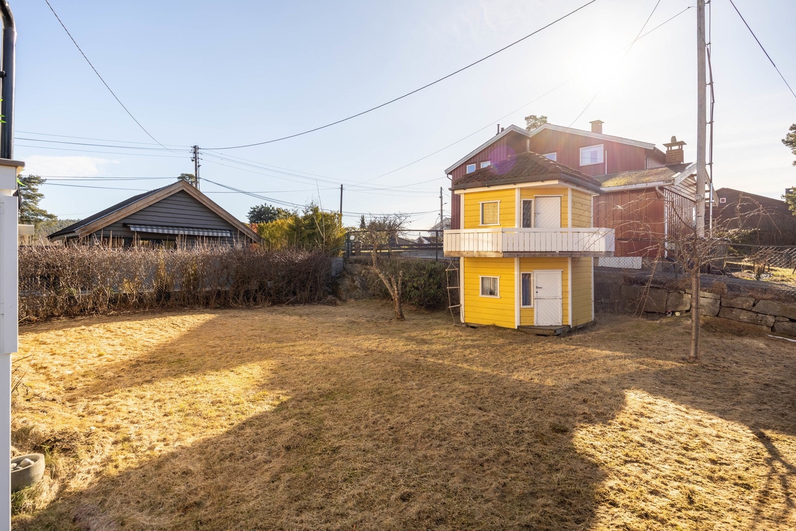 Stor og romslig hage. Galleribilde