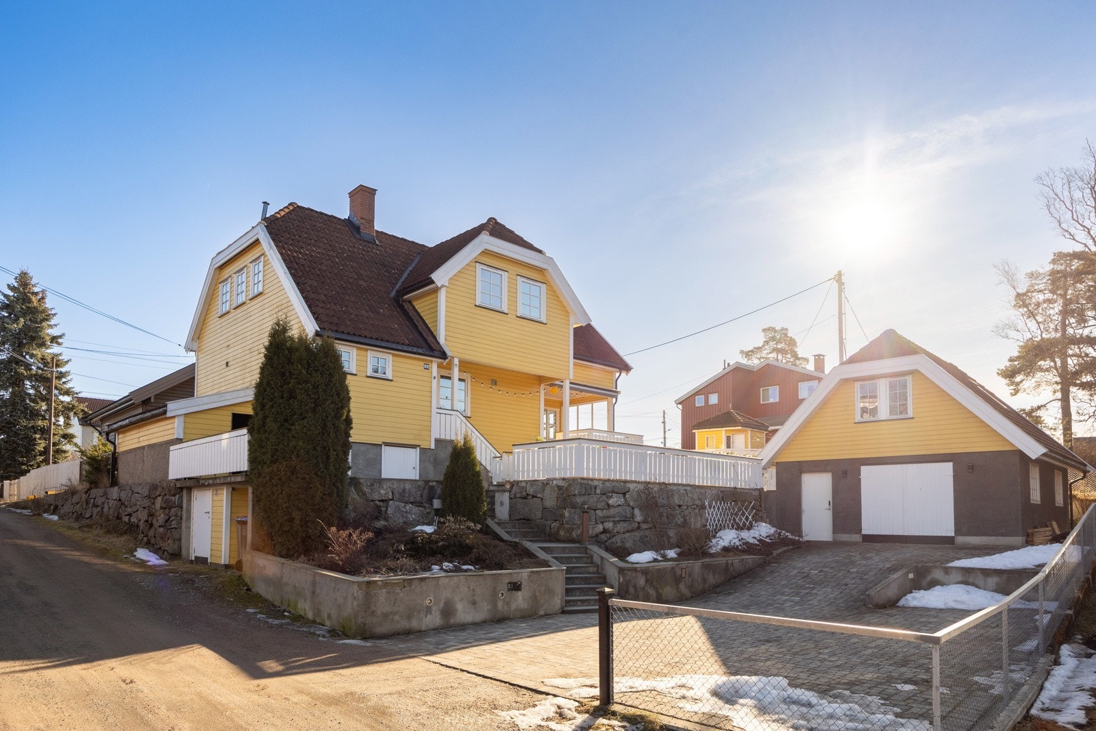 Dette er en innholdsrik og pen enebolig med barnevennlig beliggenhet i et rolig boligområde. Galleribilde