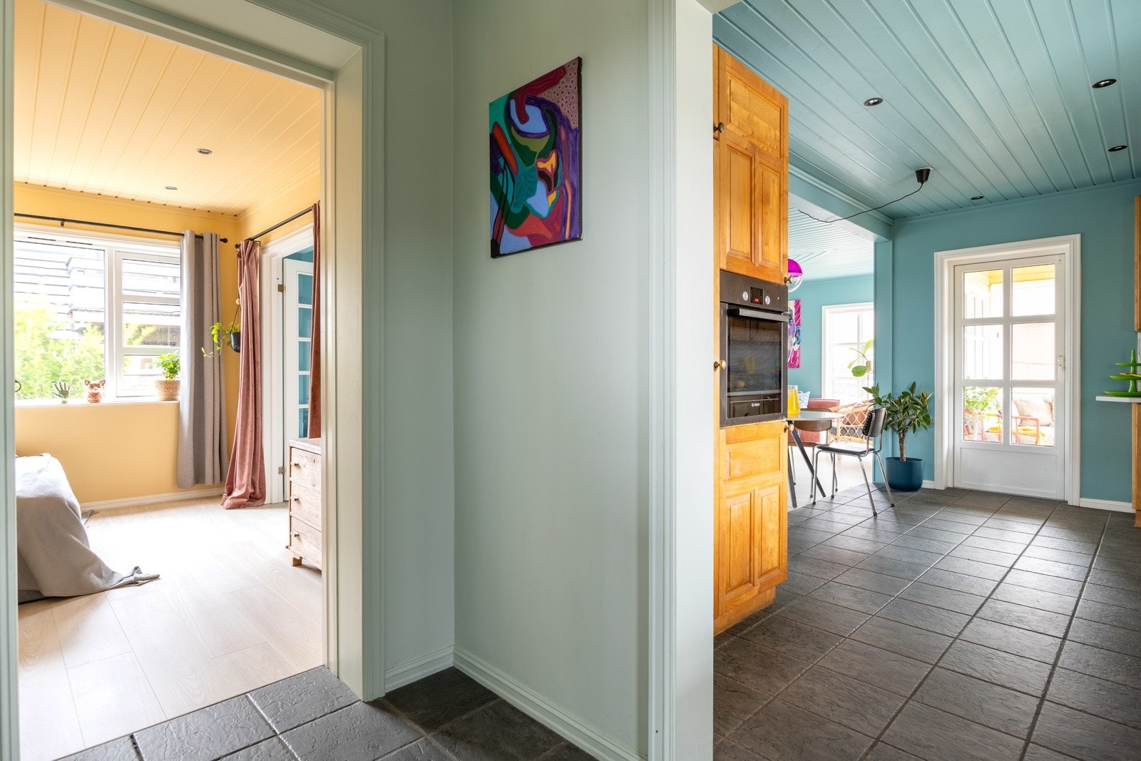 Det er flislagt gulv på kjøkken og i entré. Galleribilde