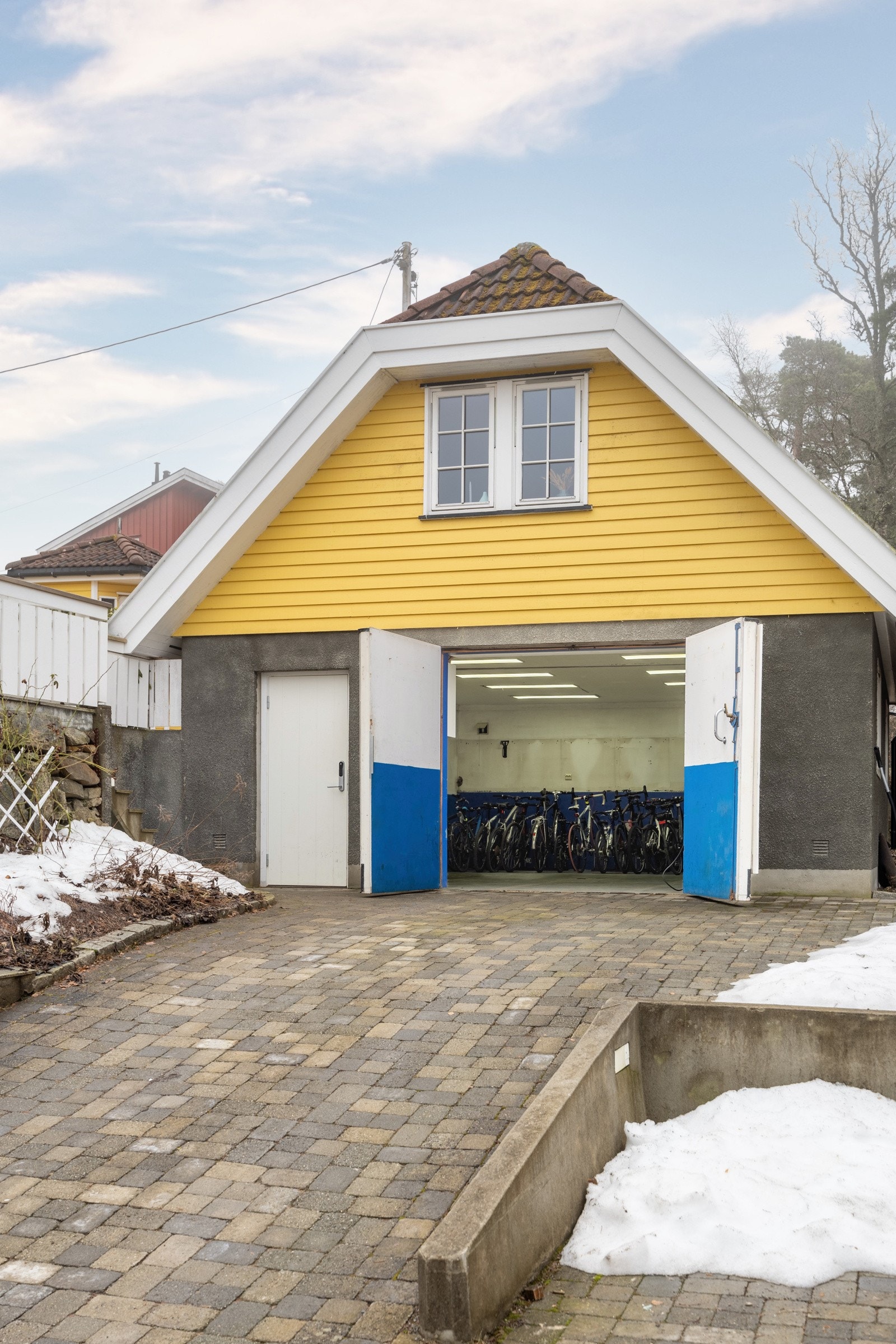 Parkering i dobbelgarasje med hobbyrom ovenfor. Galleribilde
