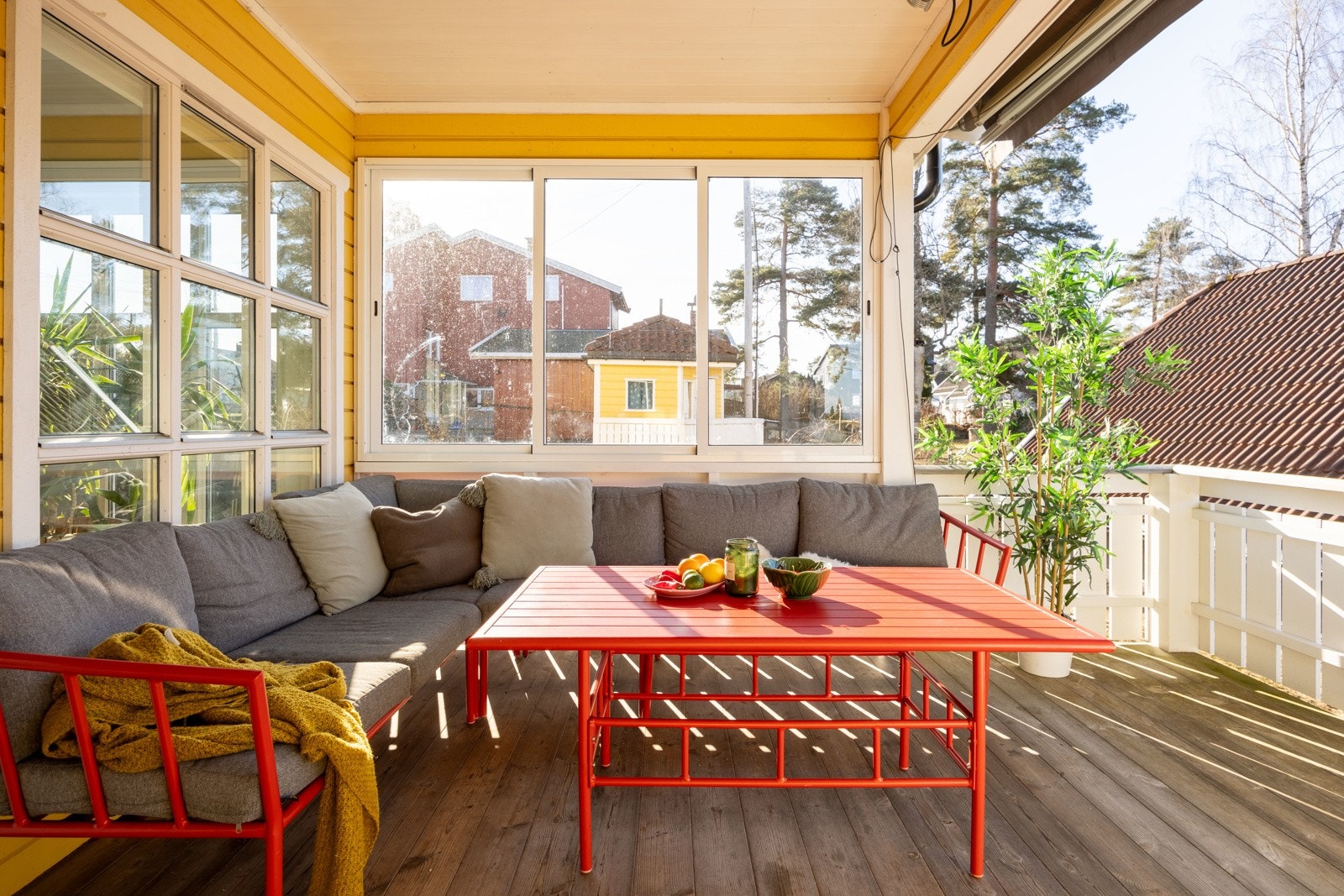 Flott veranda med plass til sittegruppe og bord. Galleribilde